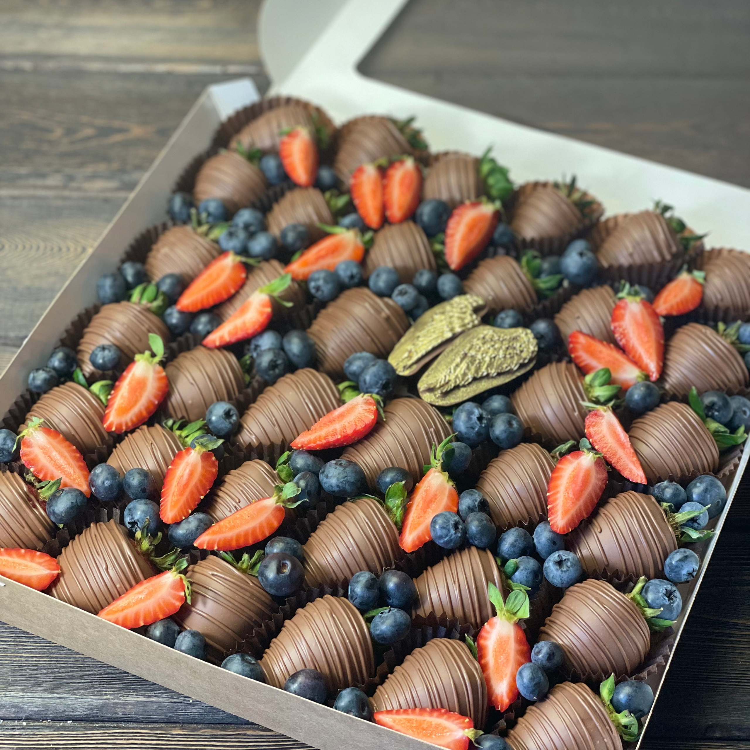 Набор Клубника в шоколаде «Парижская Весна». Клубника в шоколаде в Сургуте