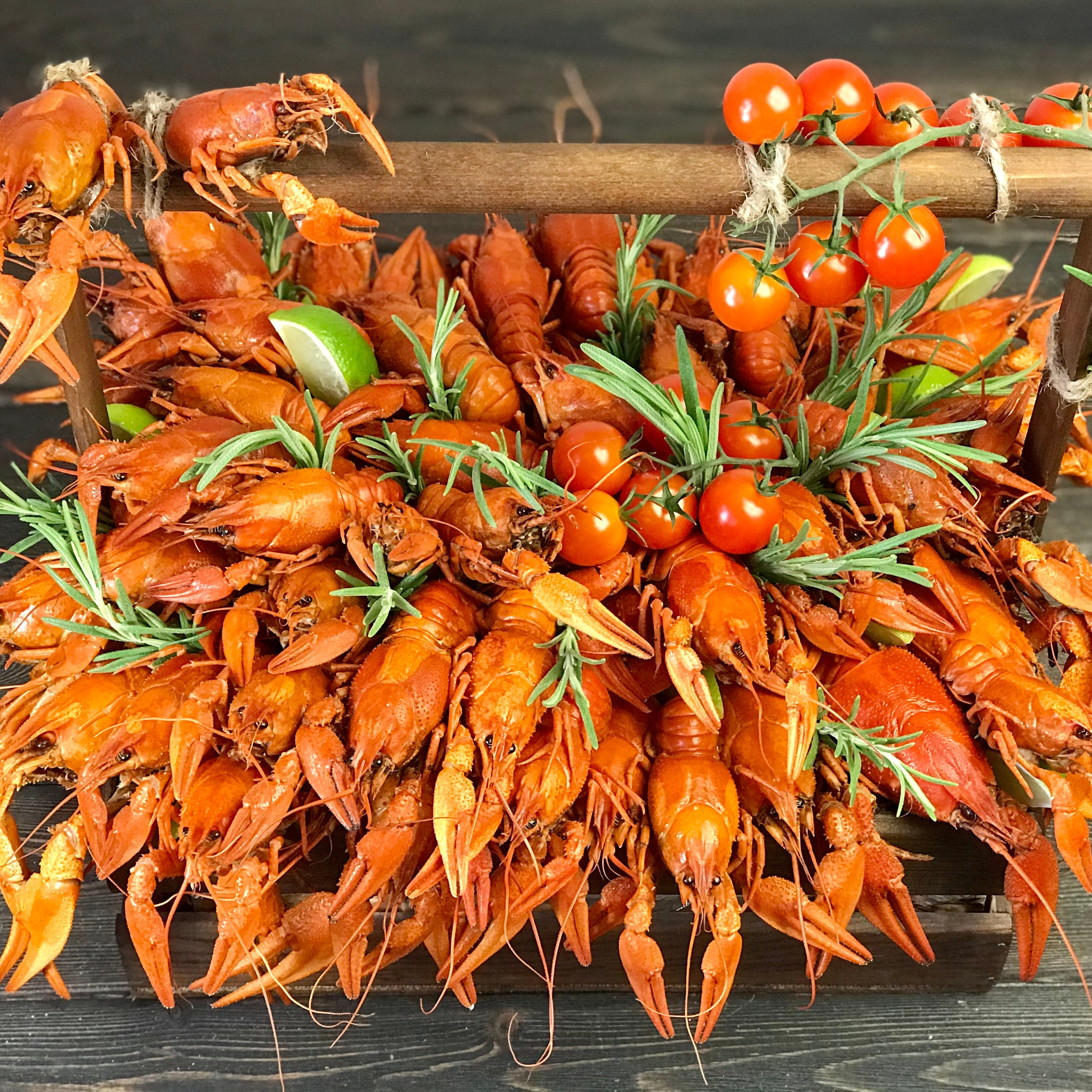 Корзина "из раков". Клубника в шоколаде в Сургуте