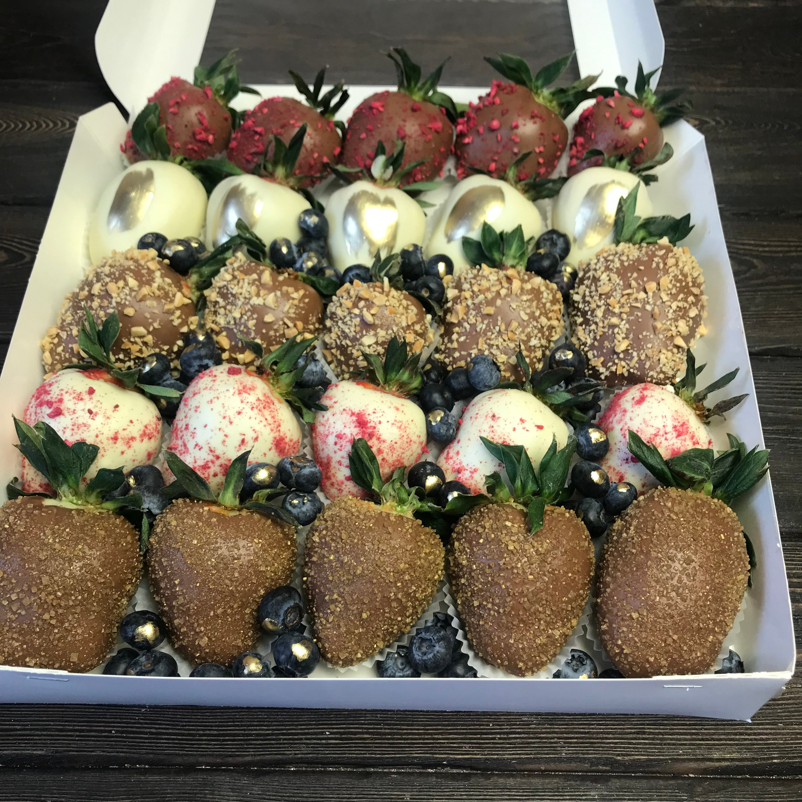 Набор Клубника в шоколаде «Романтик» с голубикой. Клубника в шоколаде в Сургуте