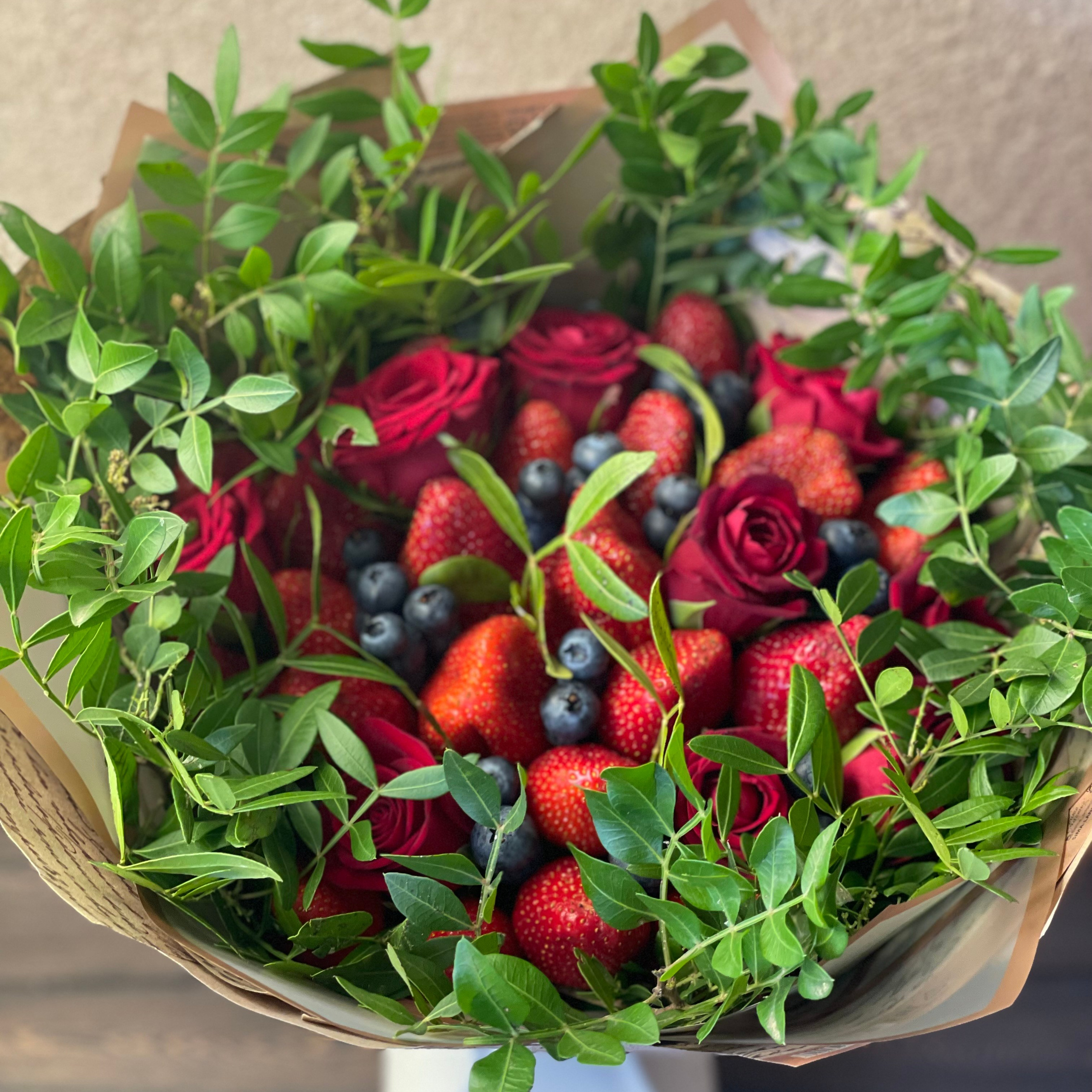 Букет из клубники в шоколаде «Смелый вариант». Клубника в шоколаде в Сургуте