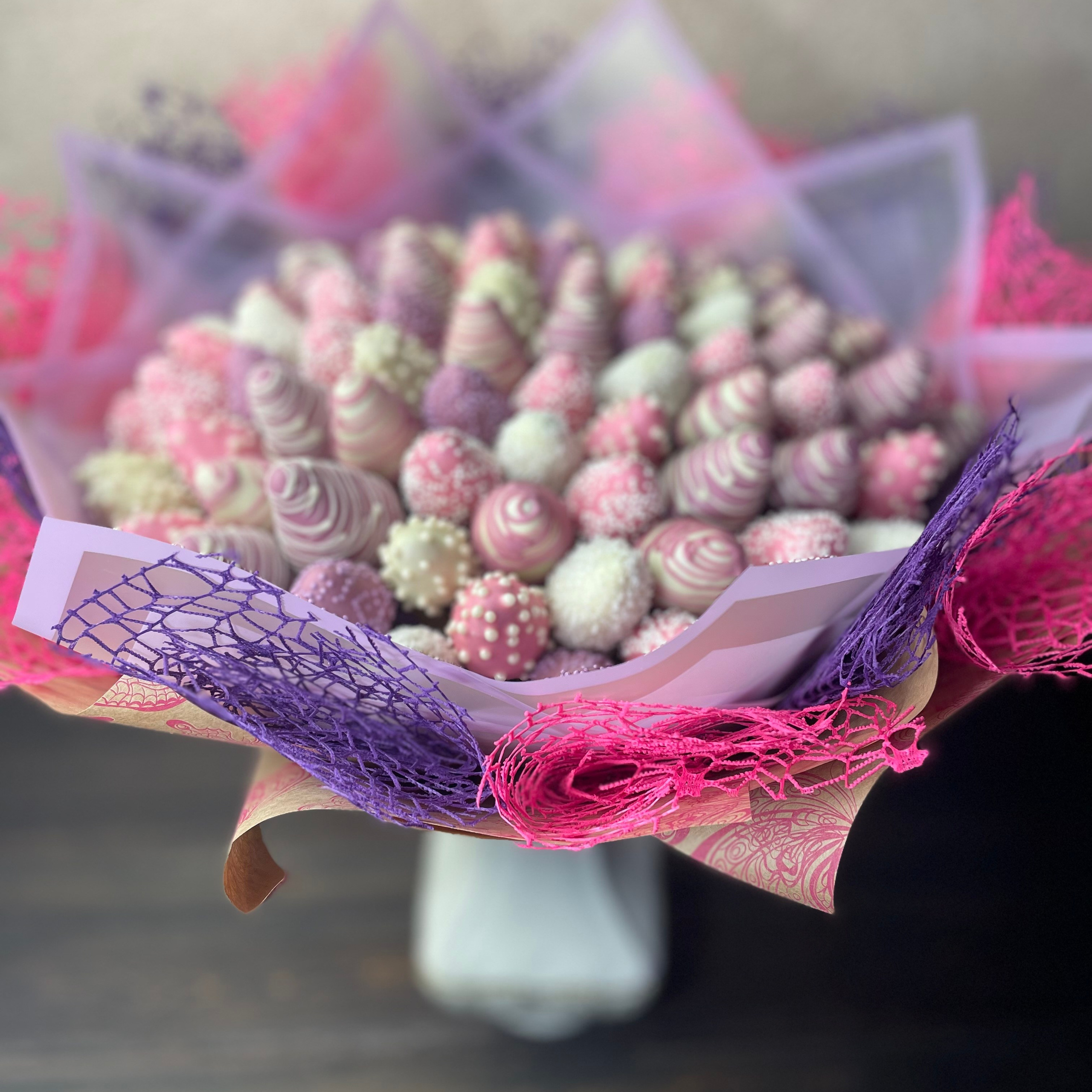 Букет из клубники в шоколаде "Сиреневый туман". Клубника в шоколаде в Сургуте