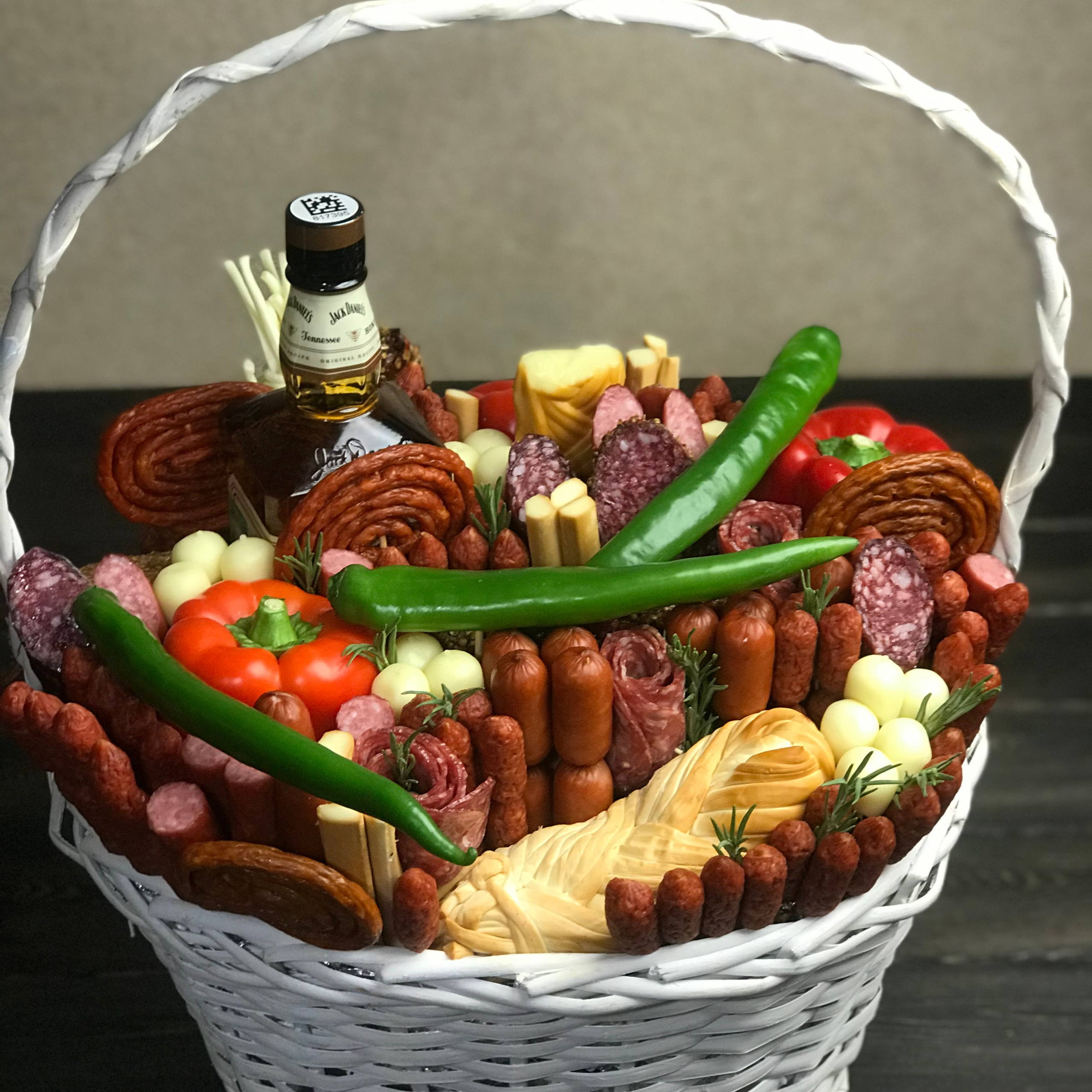 Мясная корзина «Элитный подарок». Клубника в шоколаде в Сургуте