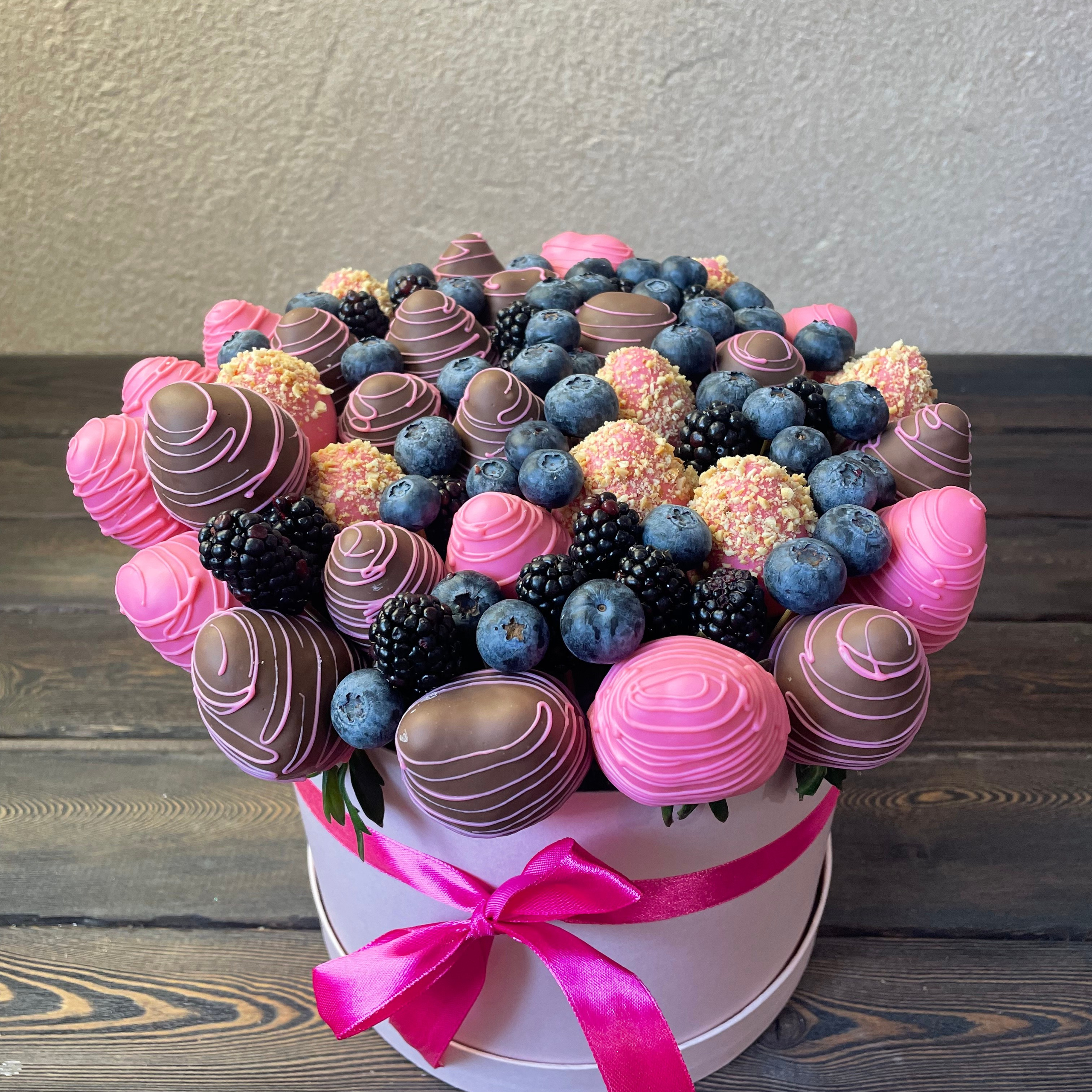 Шляпная коробочка «Сладкая любовь». Клубника в шоколаде в Сургуте