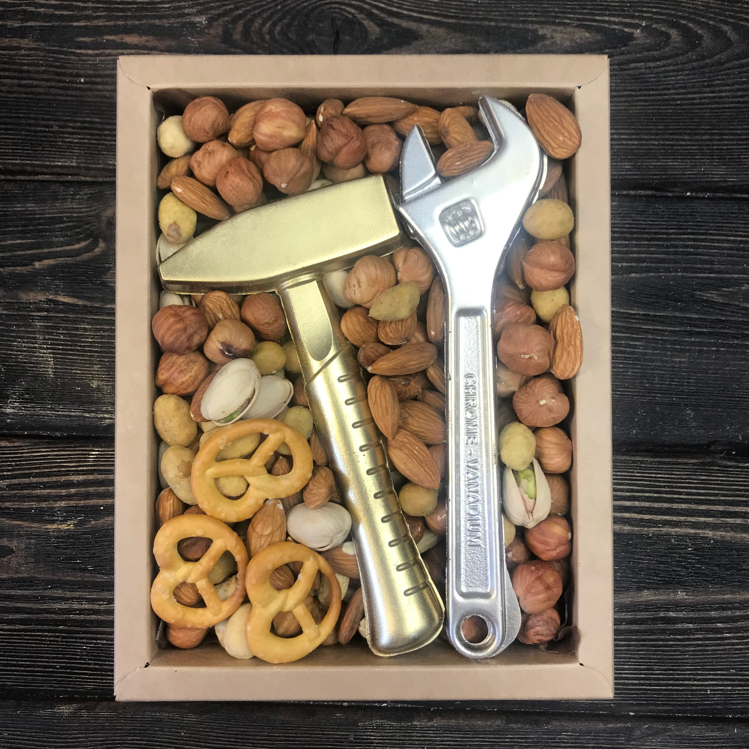 Набор с орехами "Молоток". Клубника в шоколаде в Сургуте