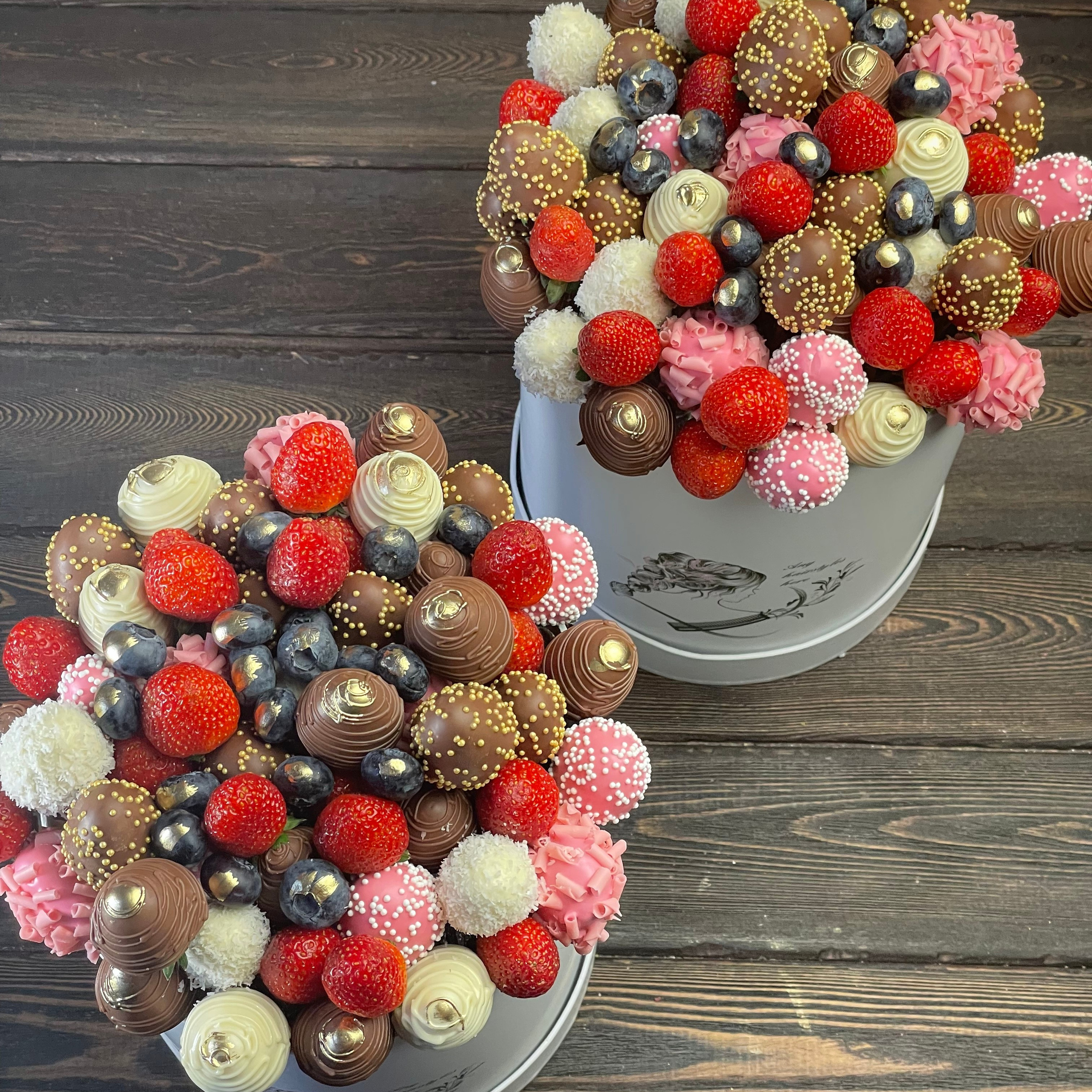 Шляпная коробочка «Цветочный Бум». Клубника в шоколаде в Сургуте