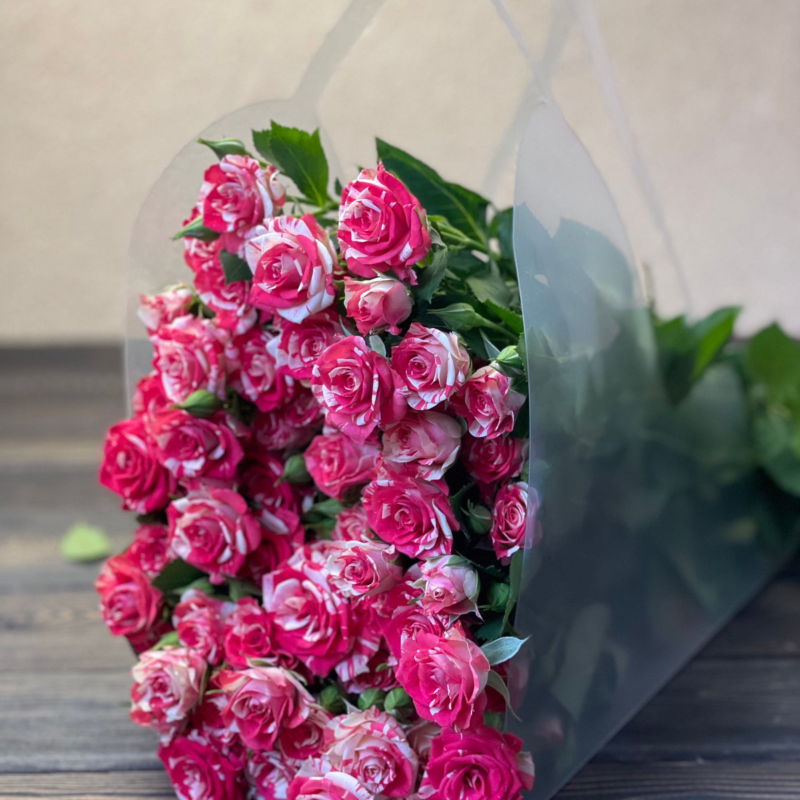 Букет из кустовых нежных роз. Клубника в шоколаде в Сургуте