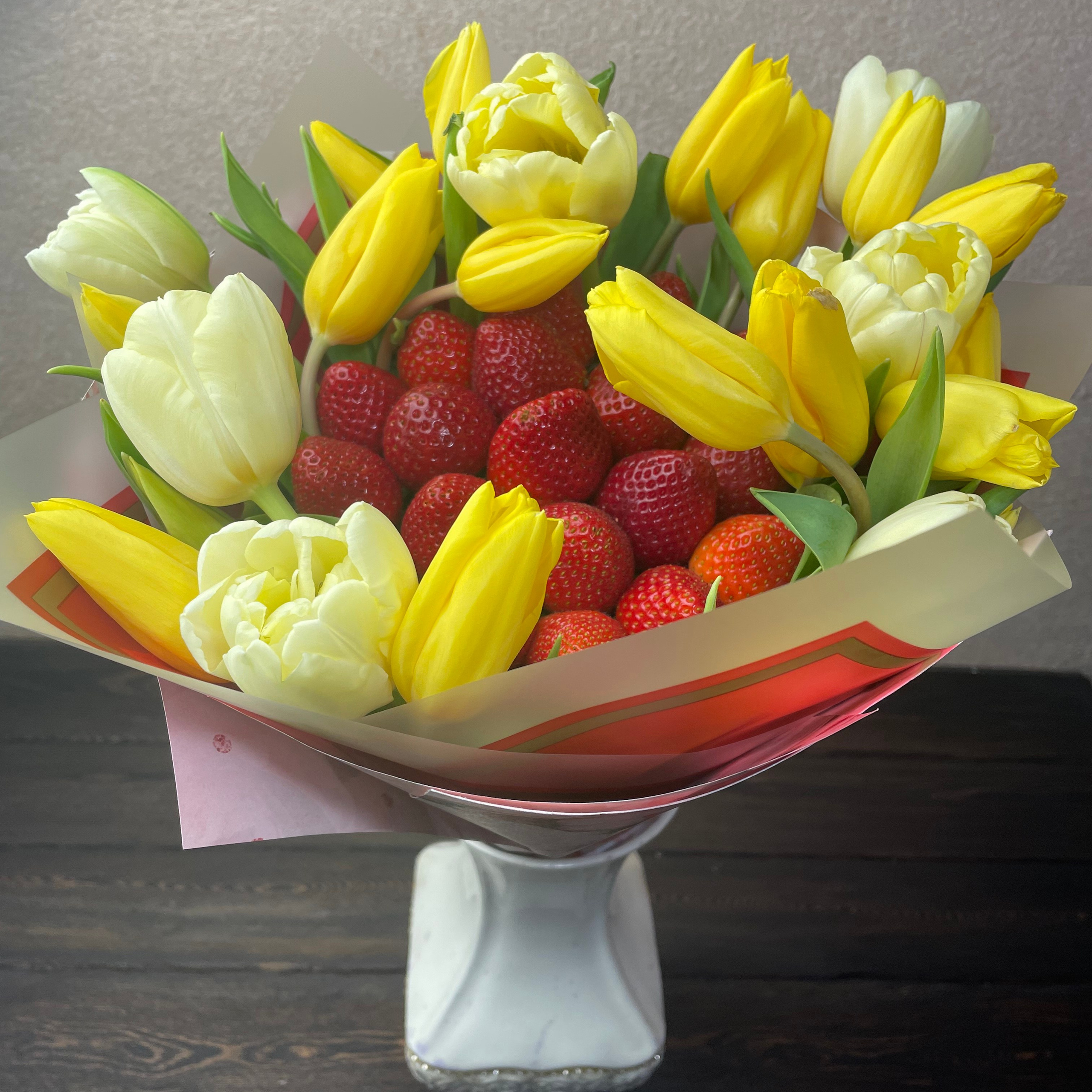 Букет из клубники в шоколаде «Яркое сочетание». Клубника в шоколаде в Сургуте