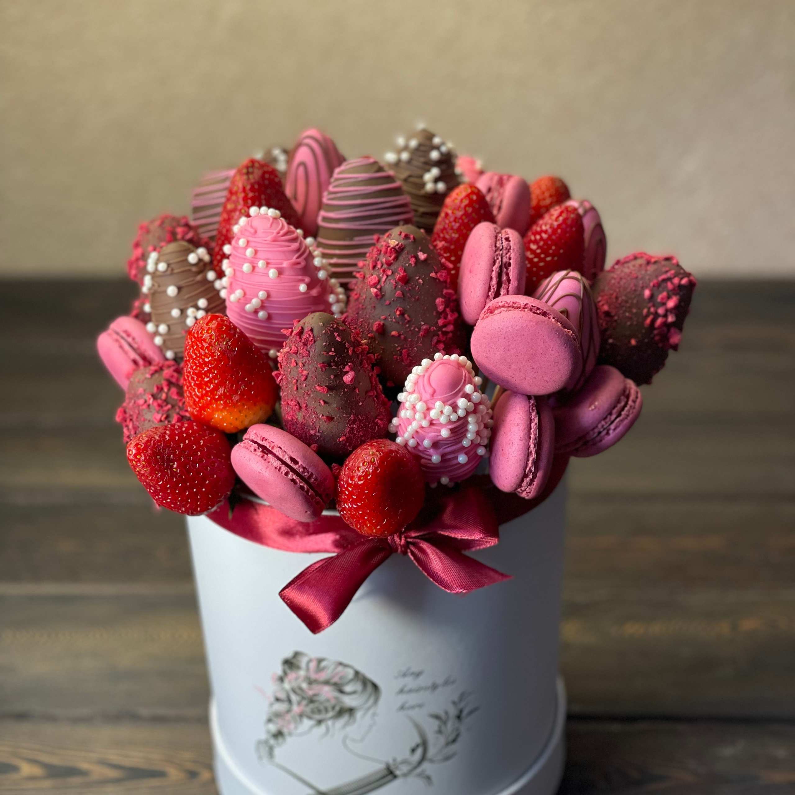 Шляпная коробочка «Нежность сердца». Клубника в шоколаде в Сургуте