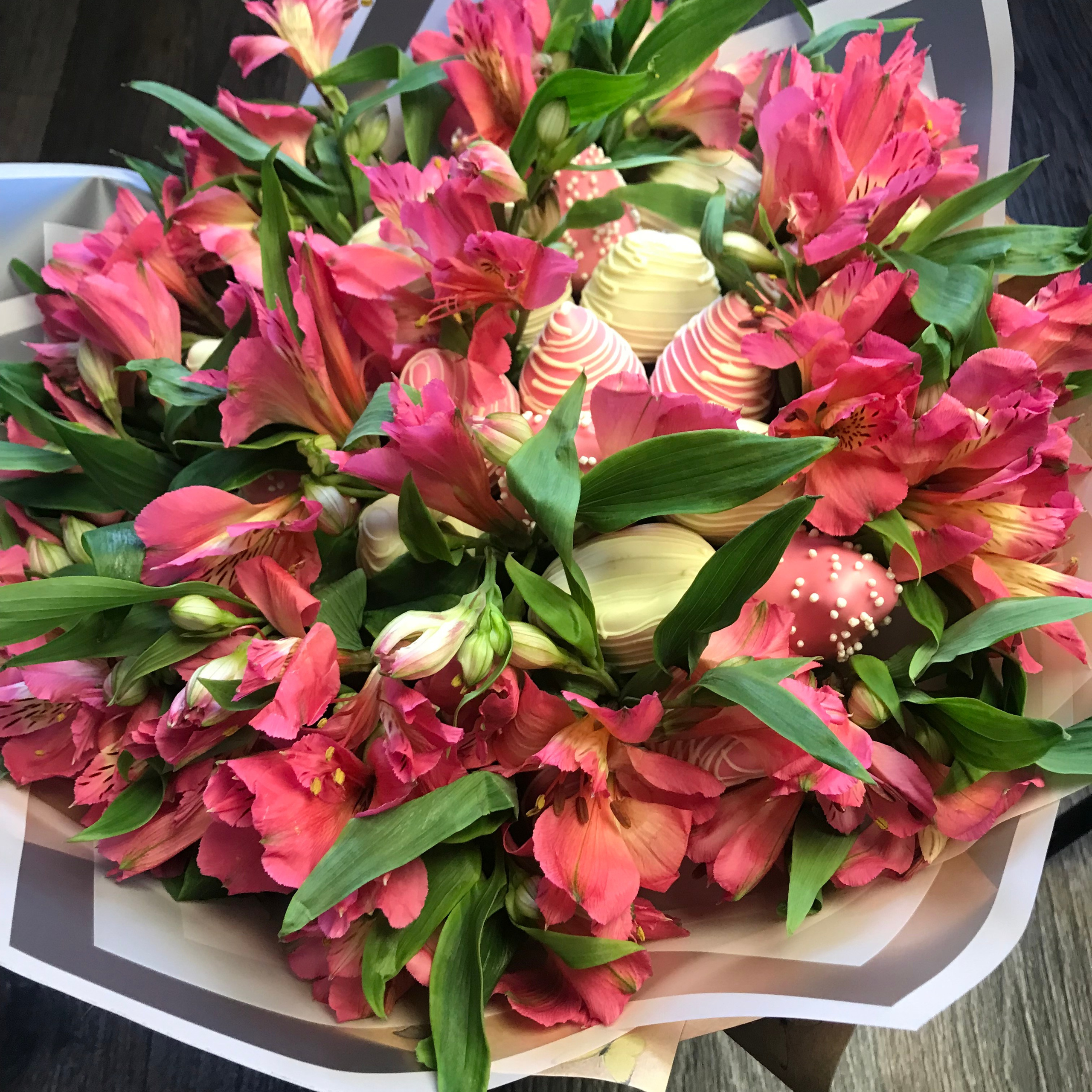 Букет из клубники в шоколаде "Летняя феерия". Клубника в шоколаде в Сургуте