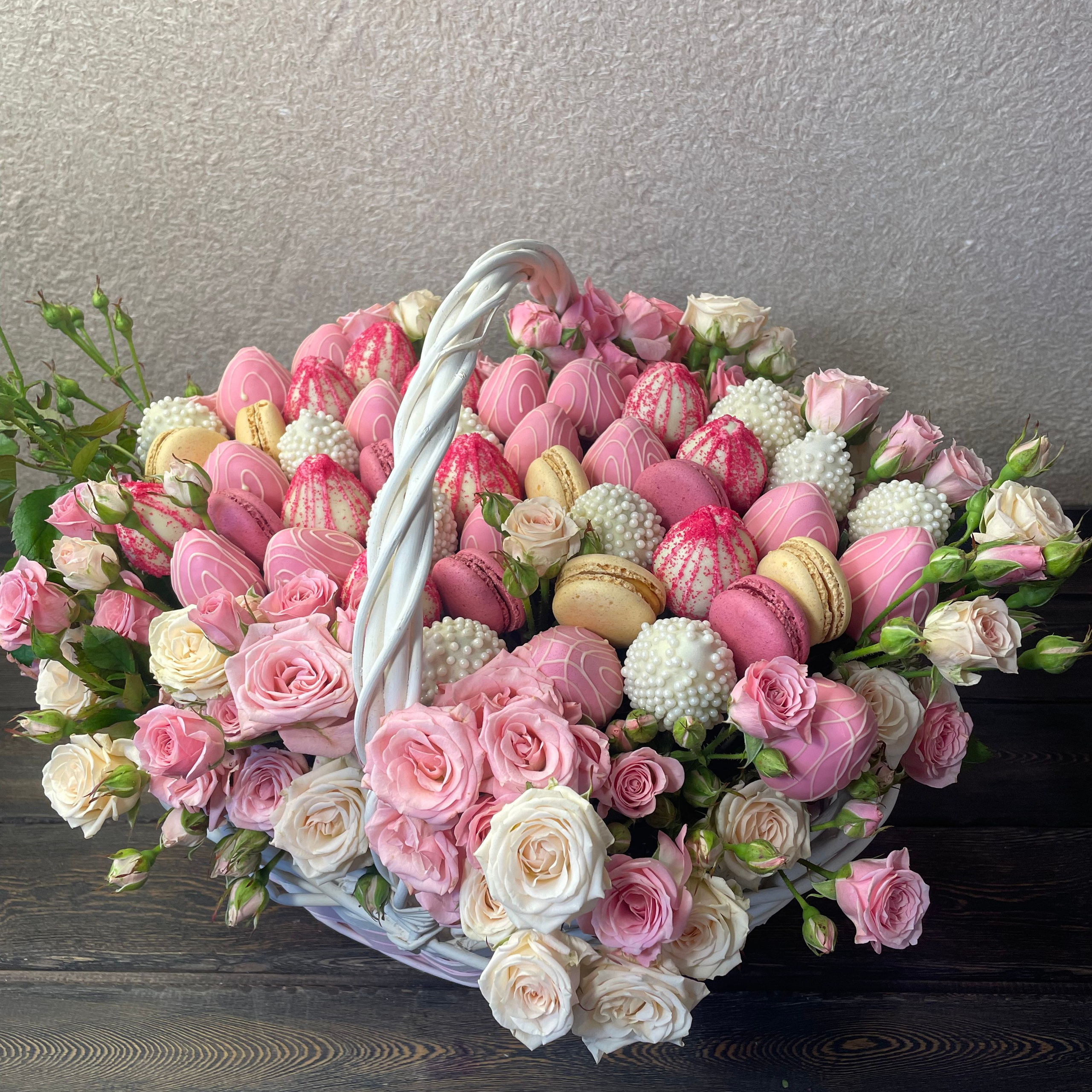 Корзина с цветами. Клубника в шоколаде в Сургуте