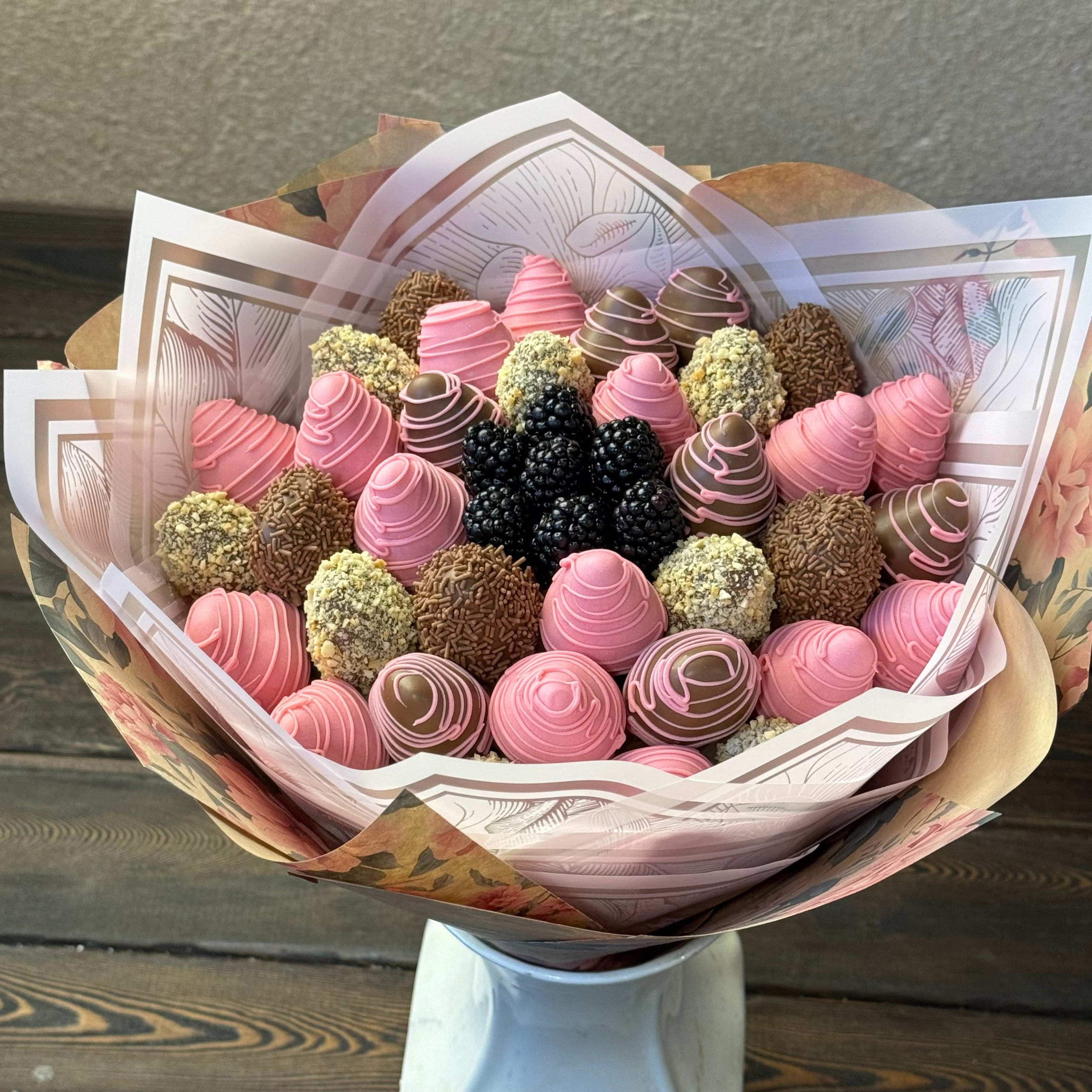 Букет из клубники в шоколаде «Весенняя страсть». Клубника в шоколаде в Сургуте