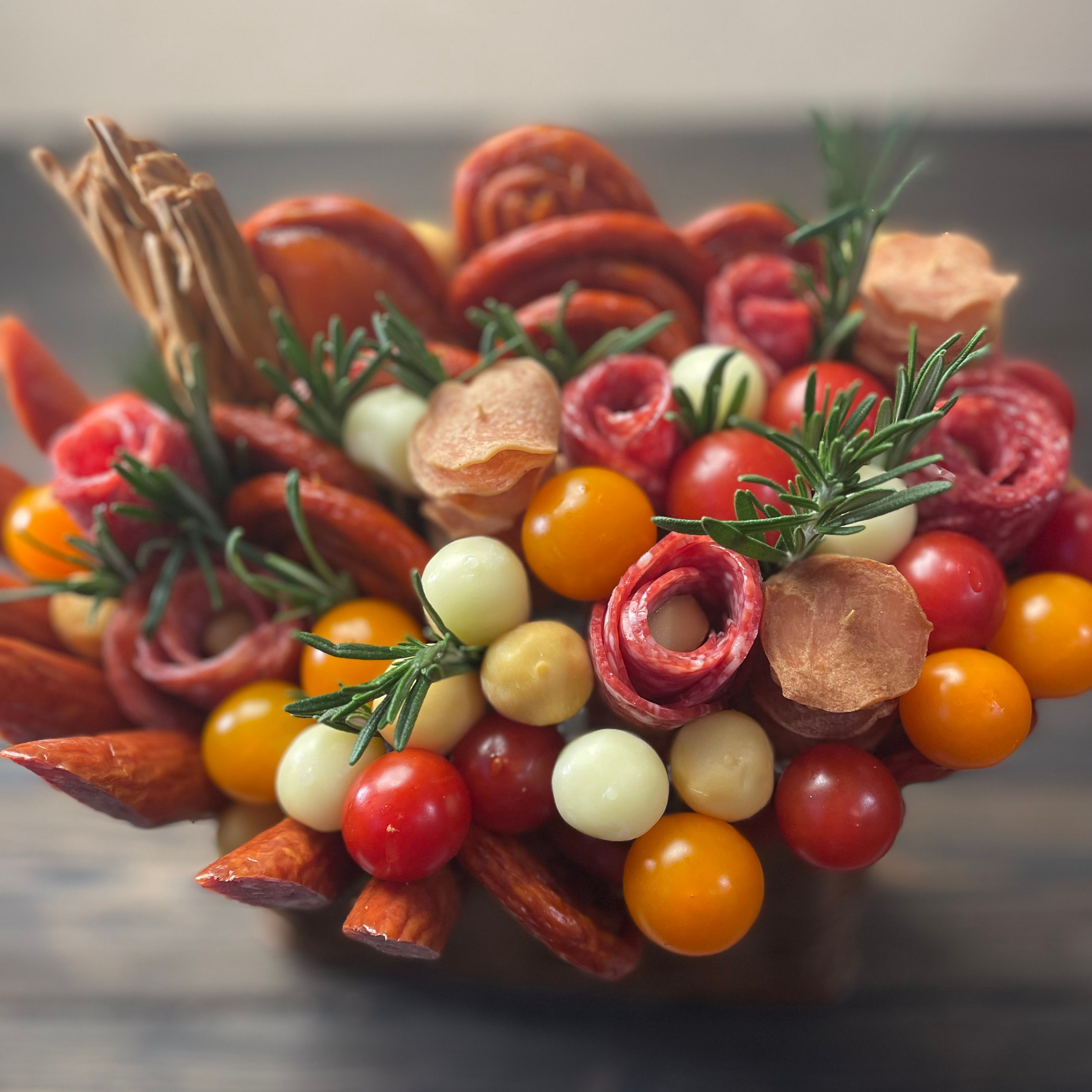 Мясная корзина «Просто крассавчик». Клубника в шоколаде в Сургуте