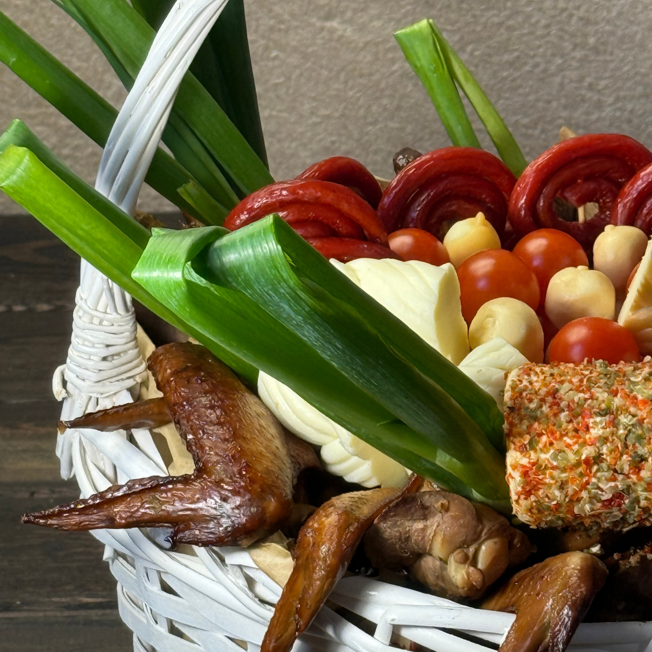 Мясная корзина «Эксклюзивный подарок». Клубника в шоколаде в Сургуте