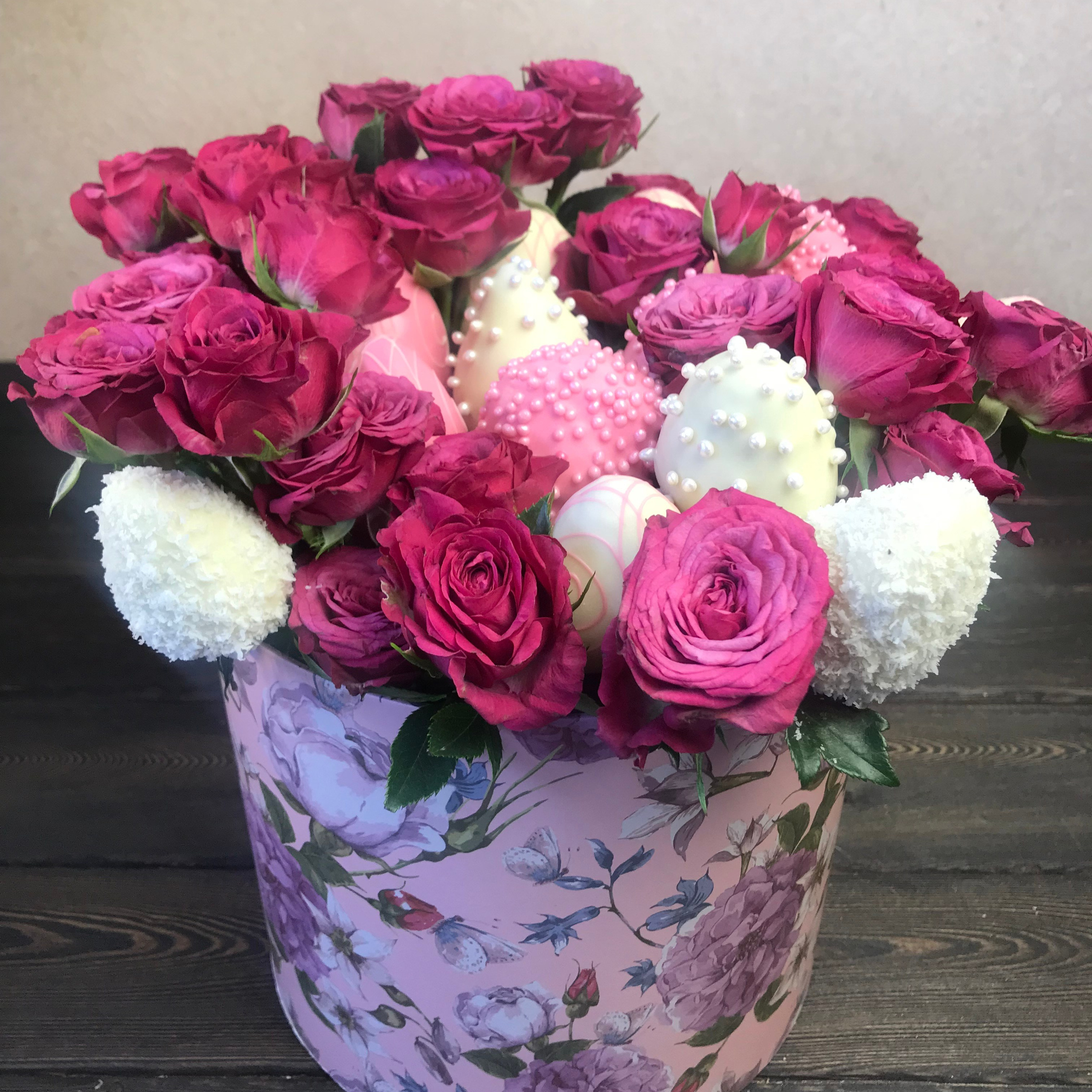 Шляпная коробочка «Эмоции любви». Клубника в шоколаде в Сургуте