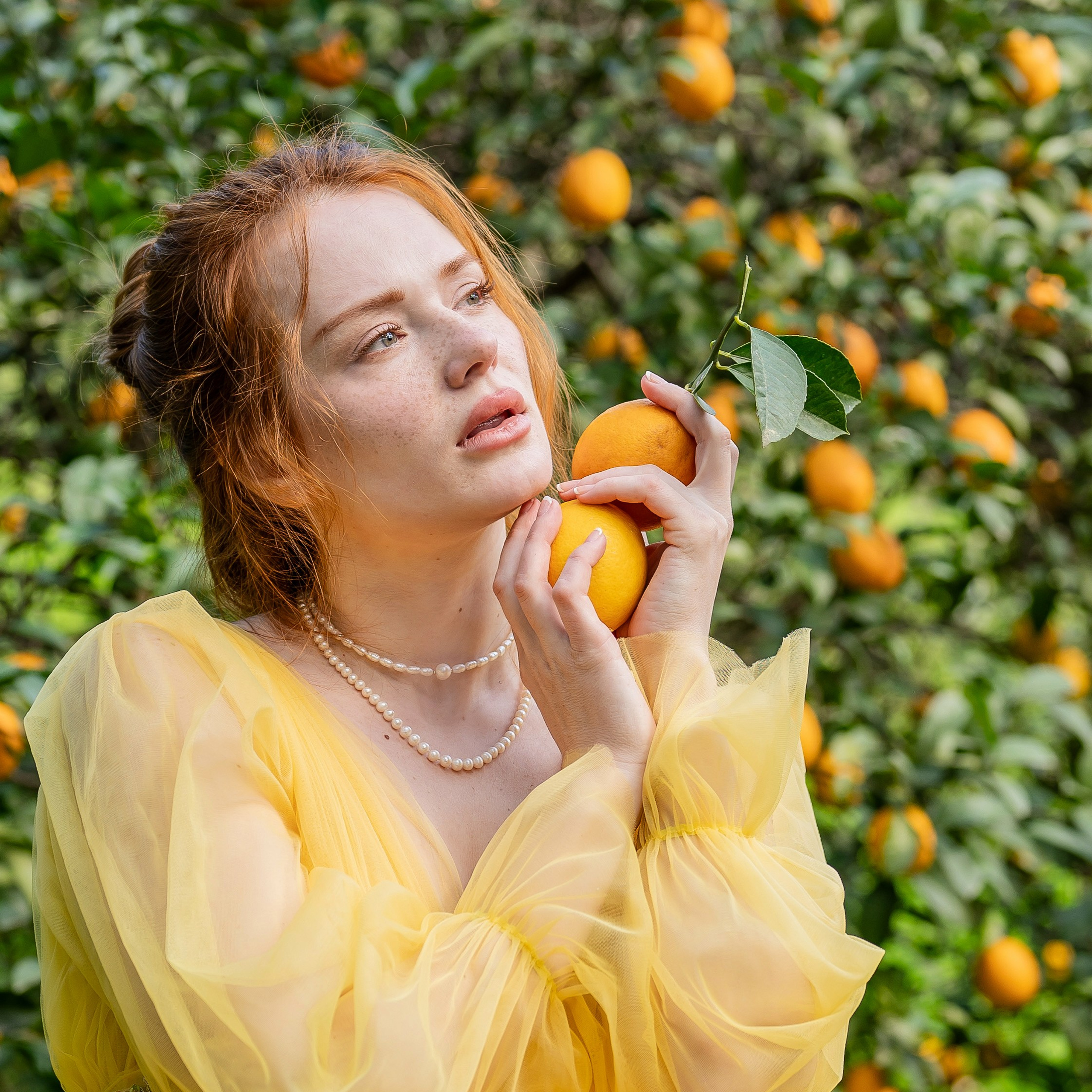 Лена в мимозе Абхазия