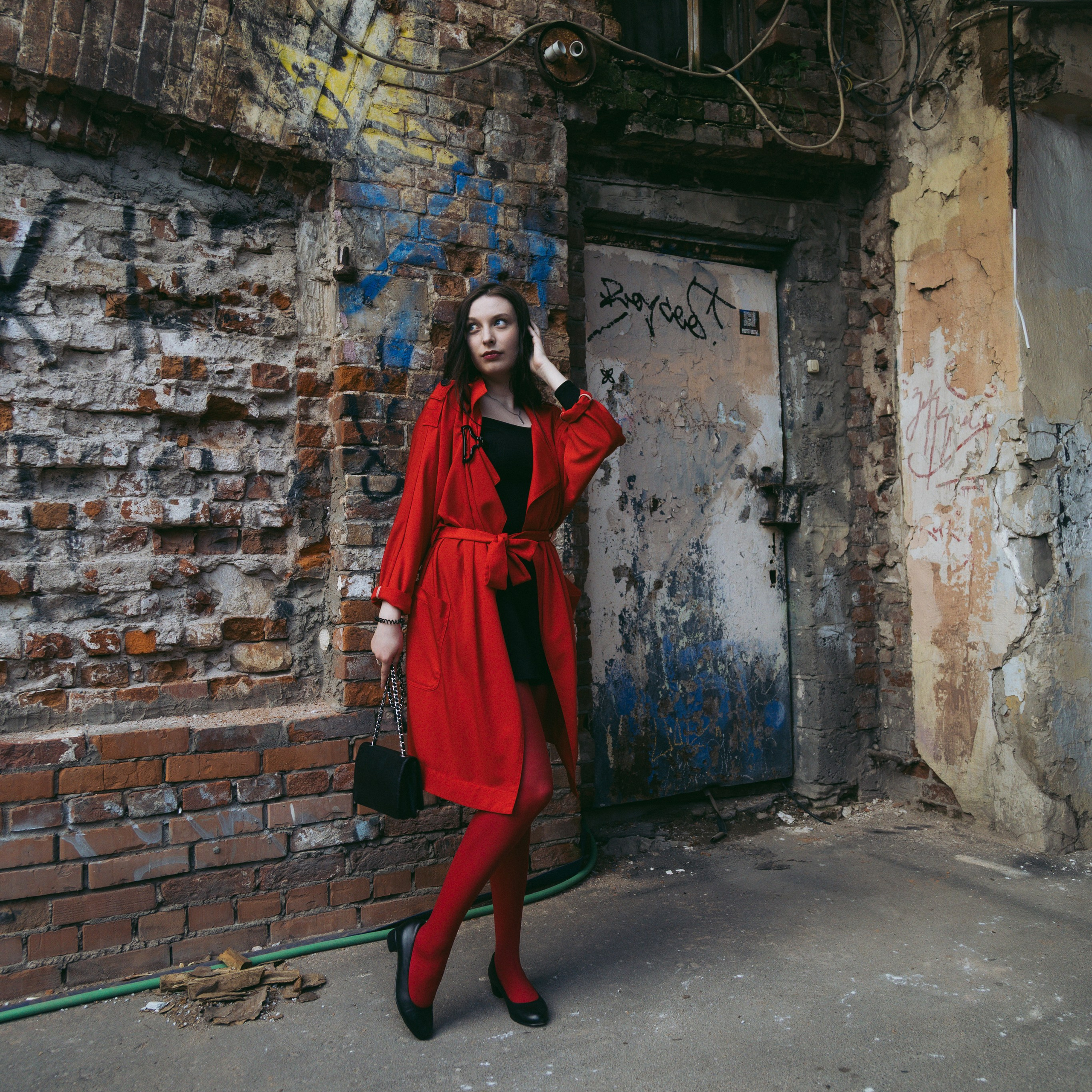 Девушка в красном