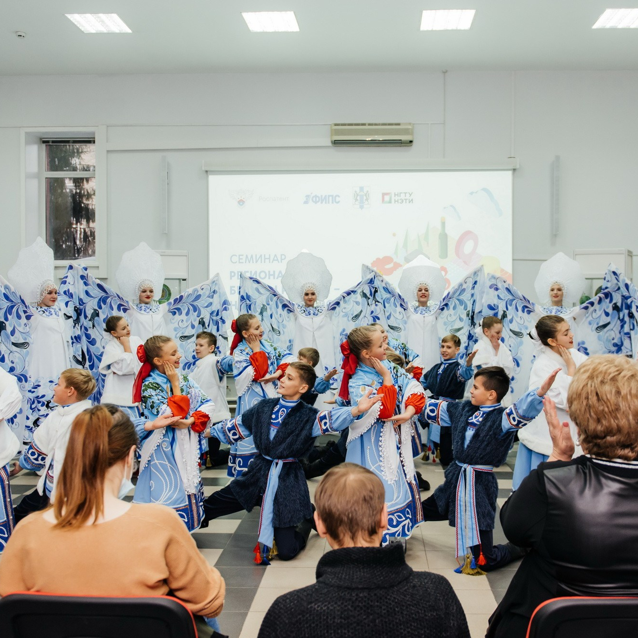 Выставка «Ордынская роспись» в НГТУ НЭТИ. Сувениры и подарки с Ордынской росписью | Новосибирск