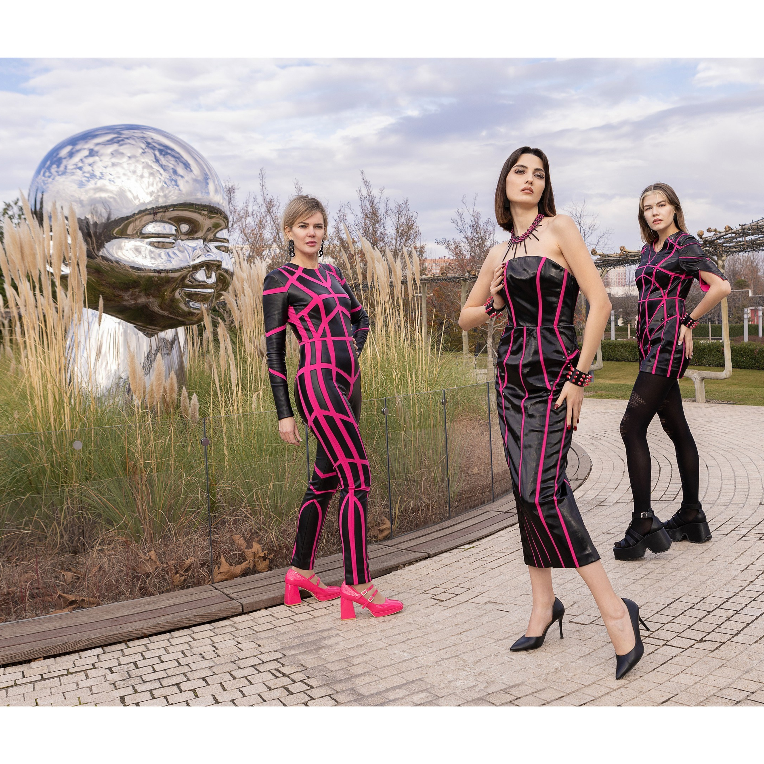 групповая фотография моделей в стильной одежде от бренда "Варнак"