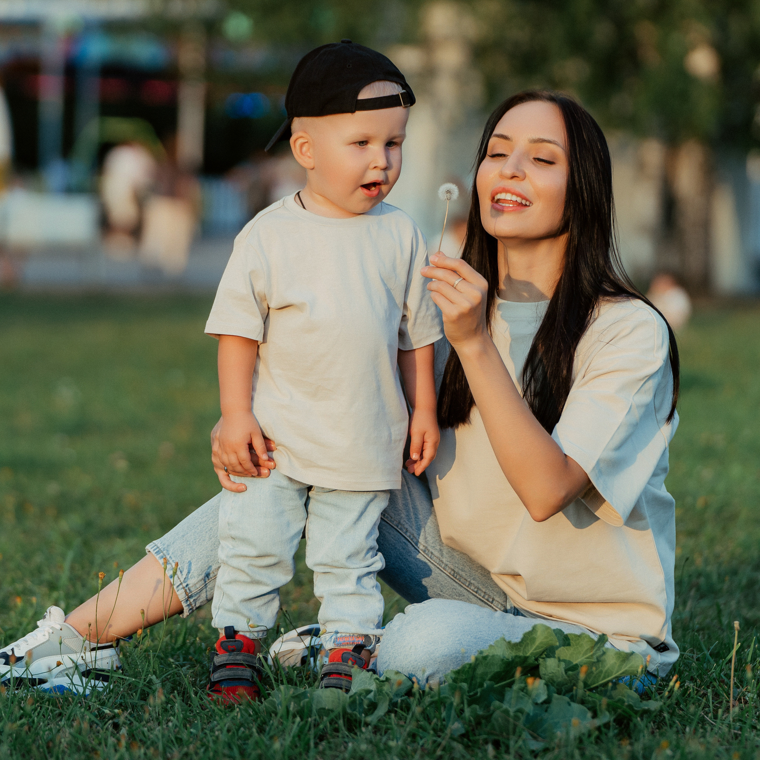 Мама с сыном в парке