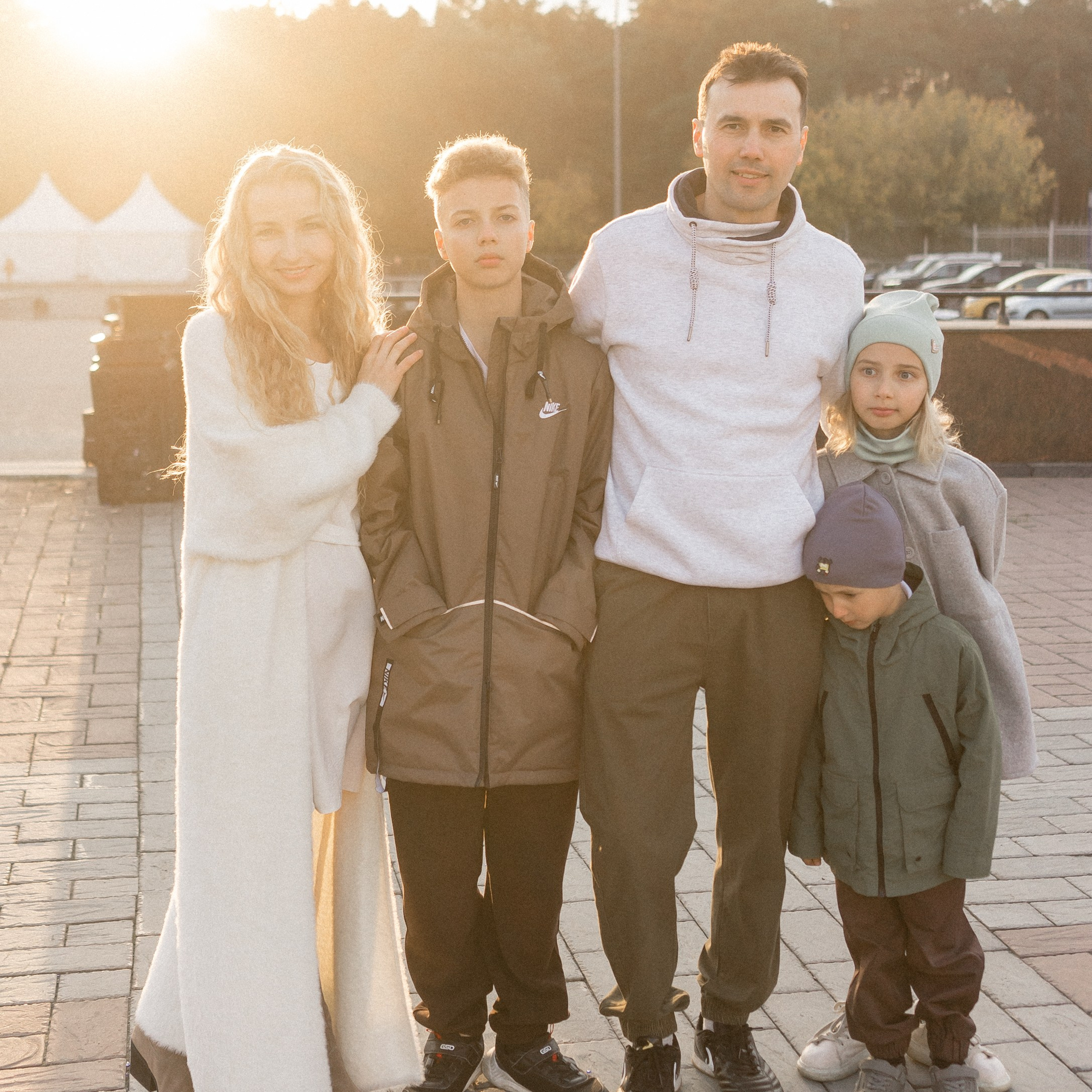 Артур, Наталья, Амин, Ева, Эмин. Прогулка дружной семьи