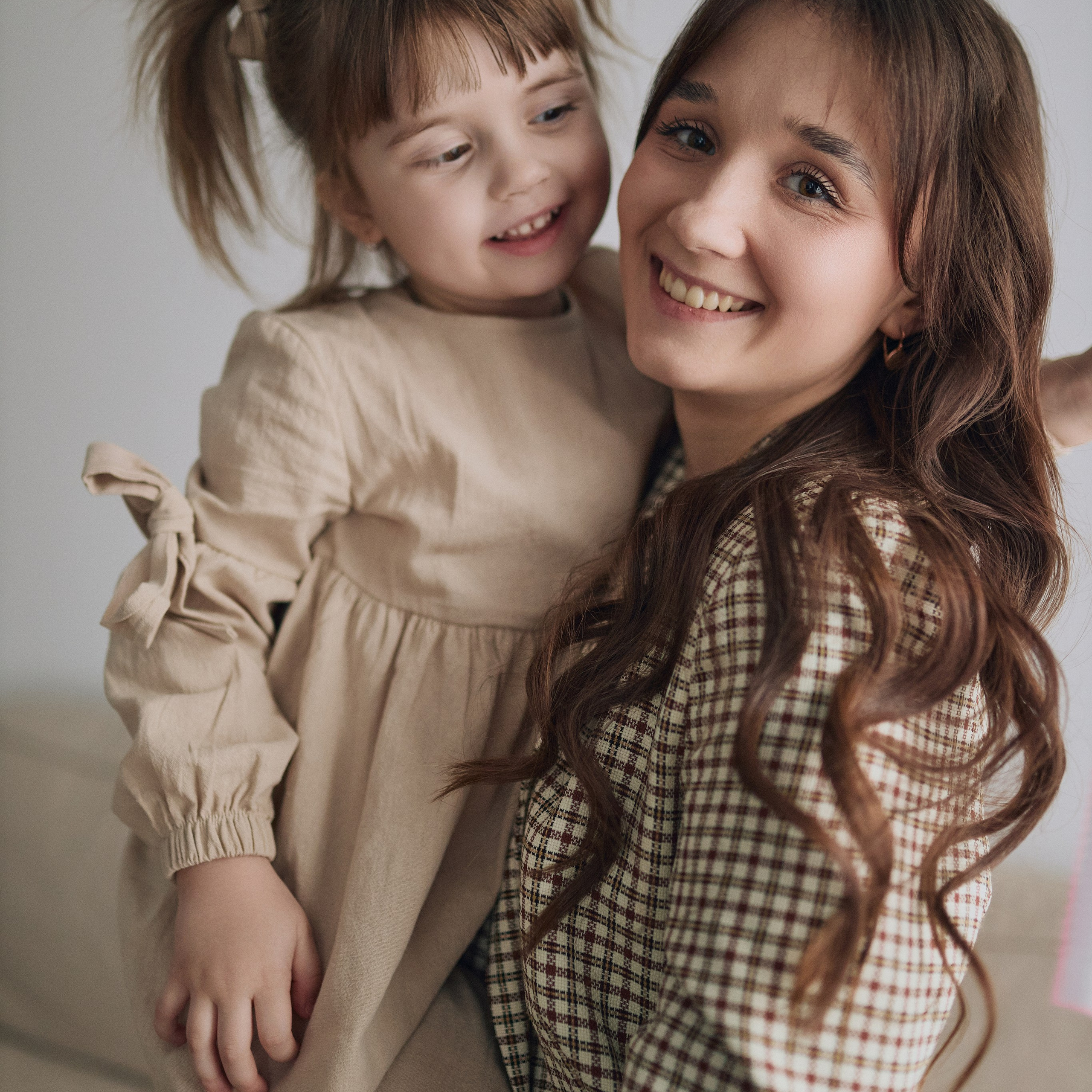 Студийная фотосессия мамы и дочки