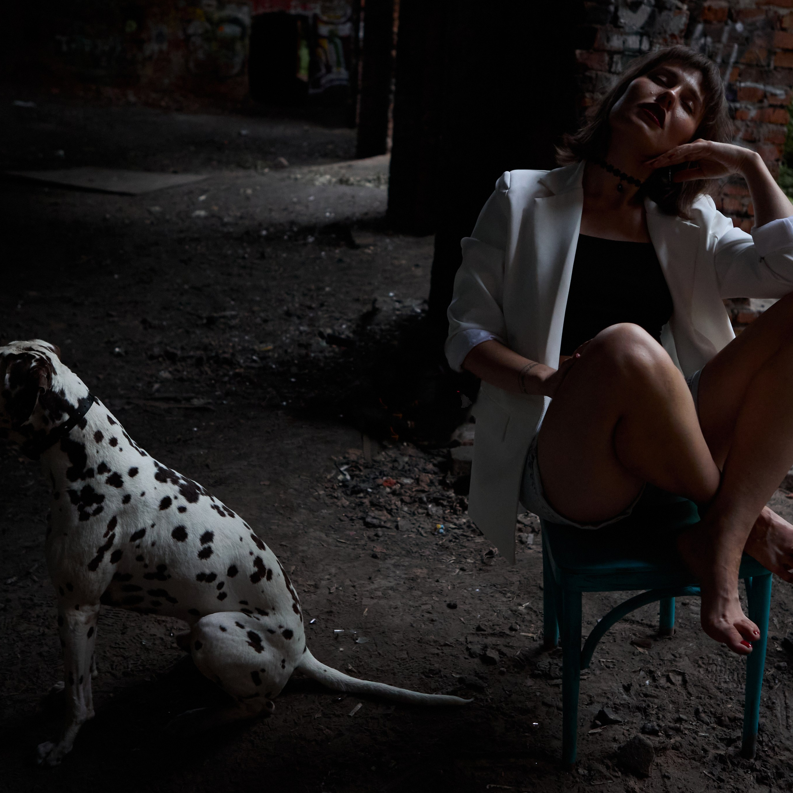 фотосессия на заброшке с собакой 