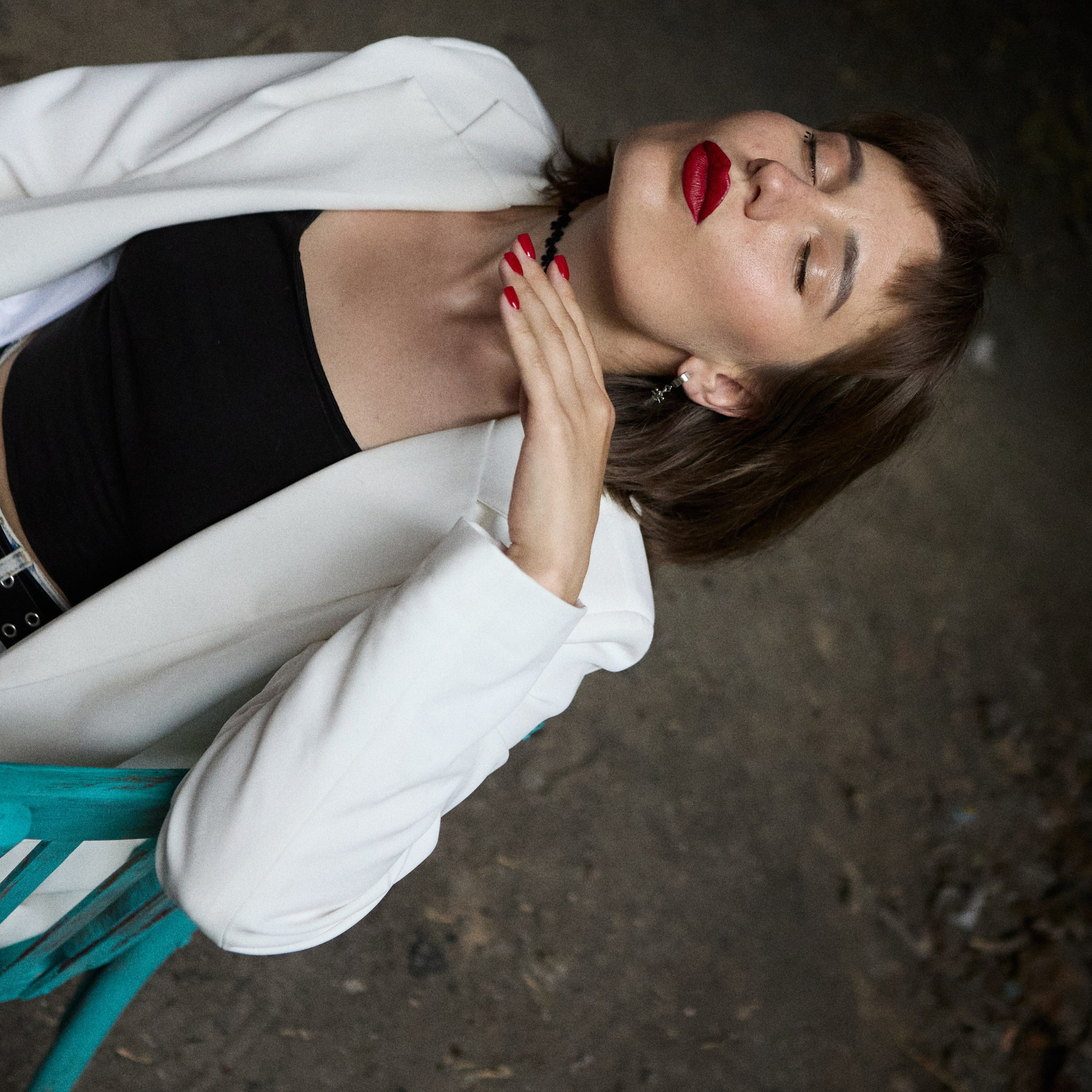 фотосессия девушки блогера на стуле