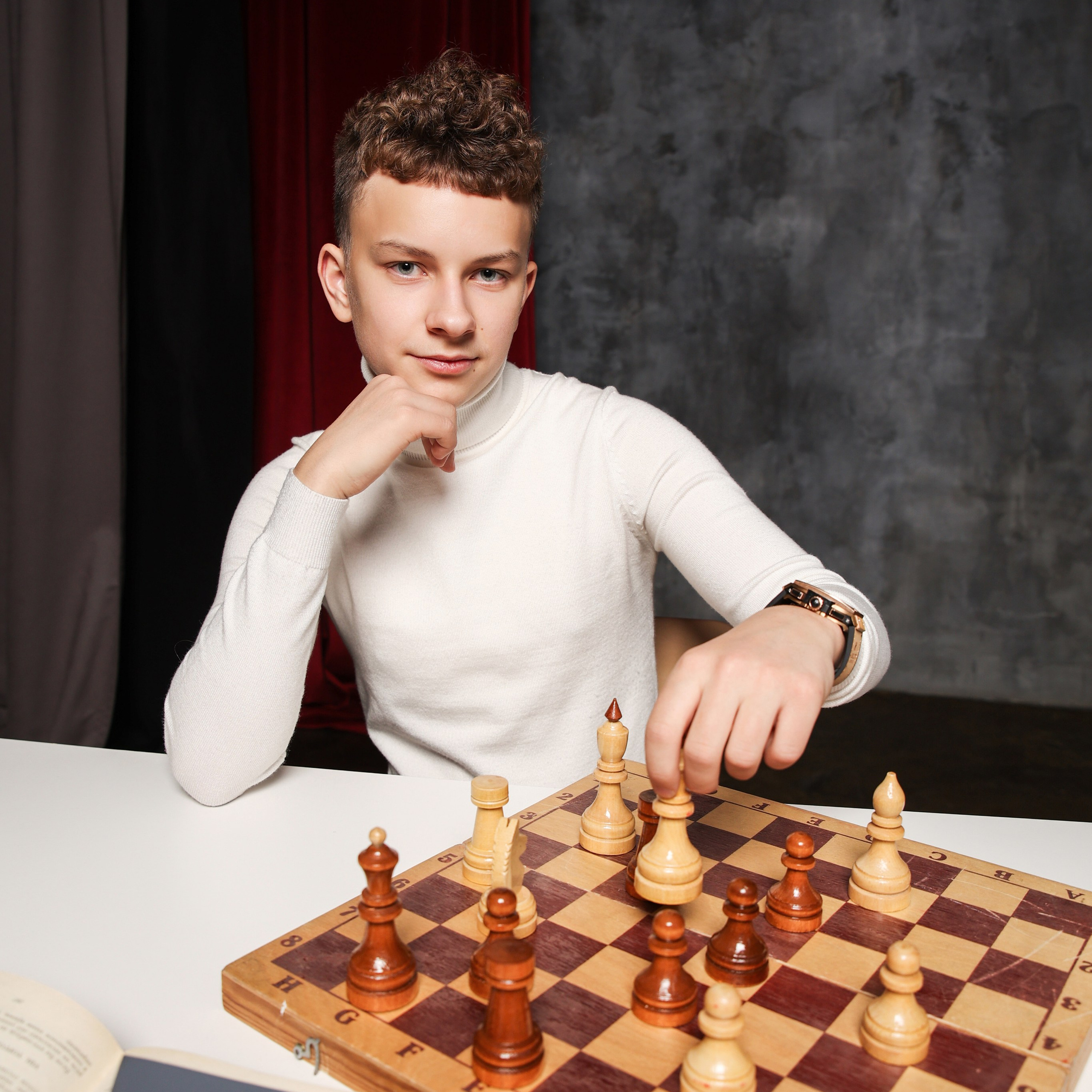 Студия в которой мы снимаем. Выпускные альбомы с оживающими фото Екатеринбург