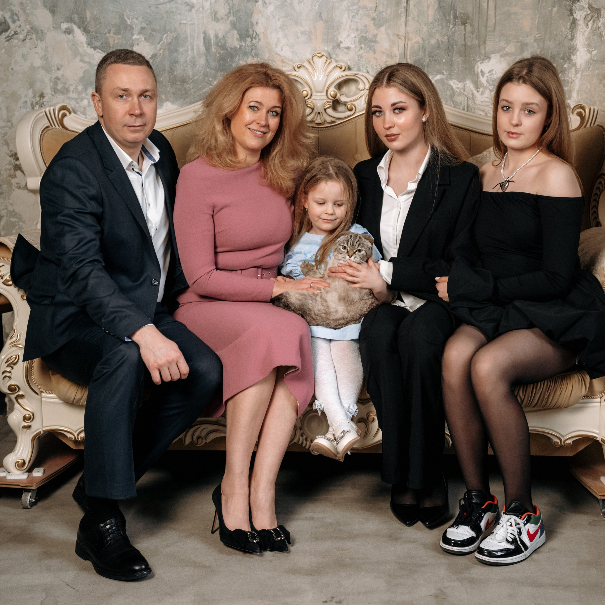 Фотосессия в студии для семьи Зверевых