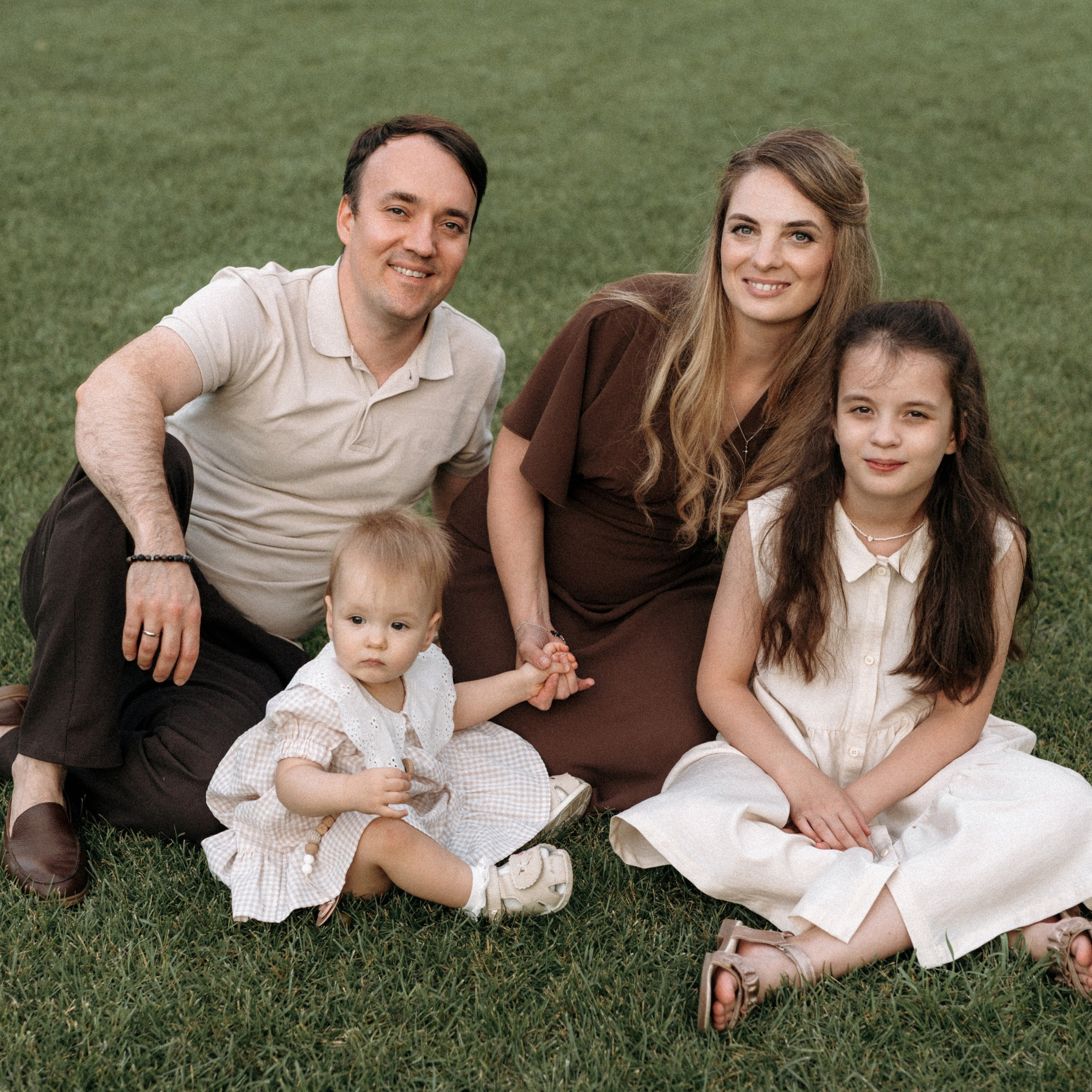 Семейная фотосессия на берегу реки для Миши, Тани, Сони и Таи