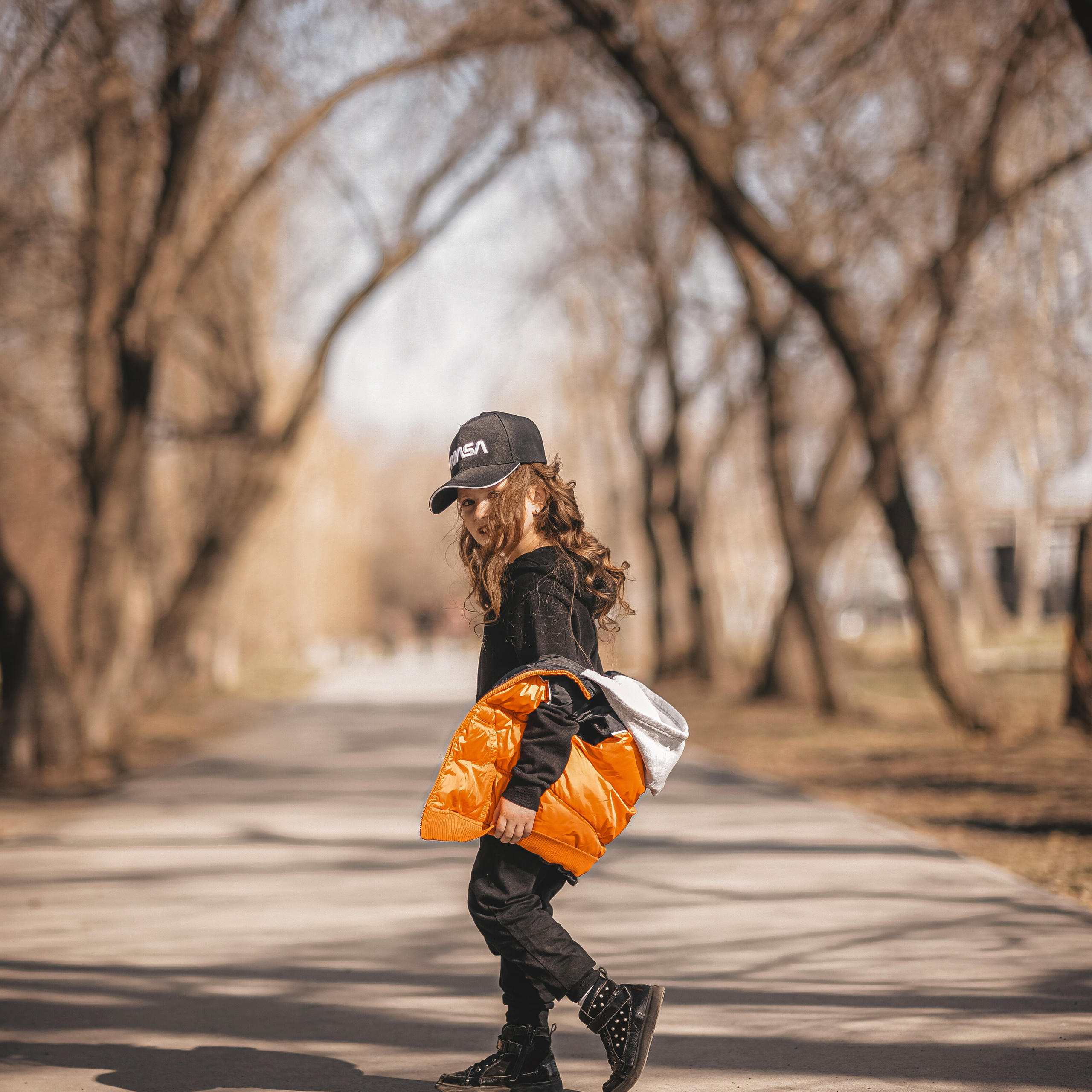 Весна, танцы, кудряшки.