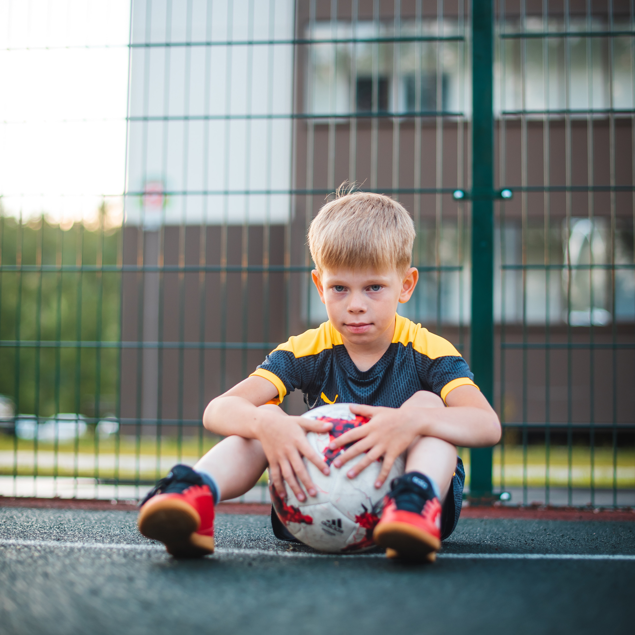 Про футбол во дворе.
