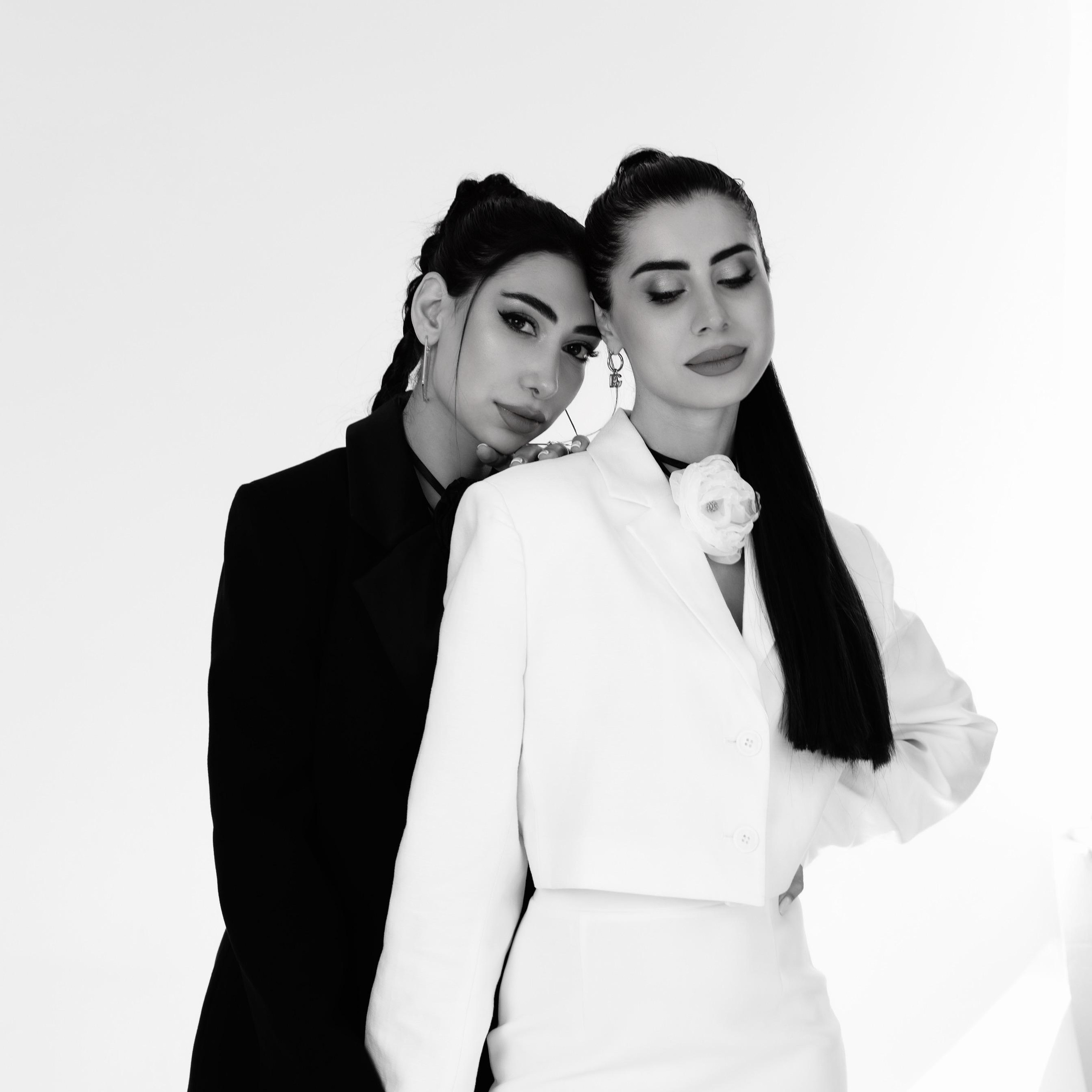 Каролина и ее сестра Сюзанна