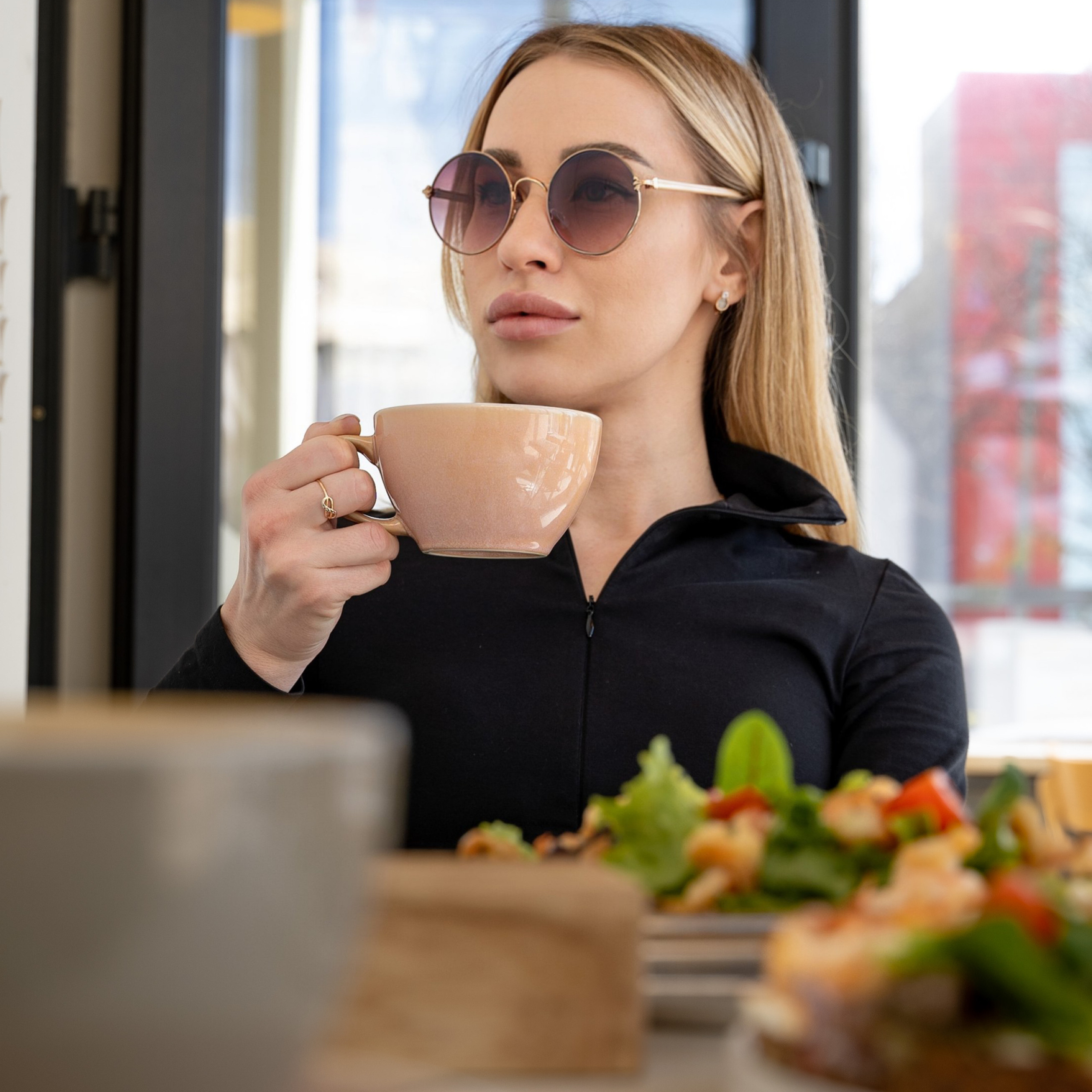 Юлия, контент в кофейне.