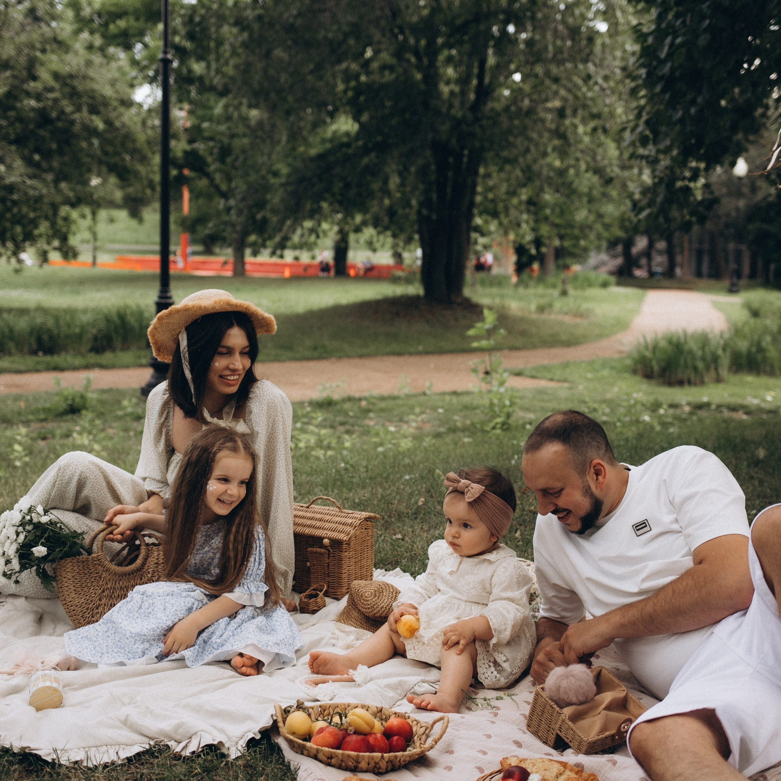 Летний семейный пикник на природе
