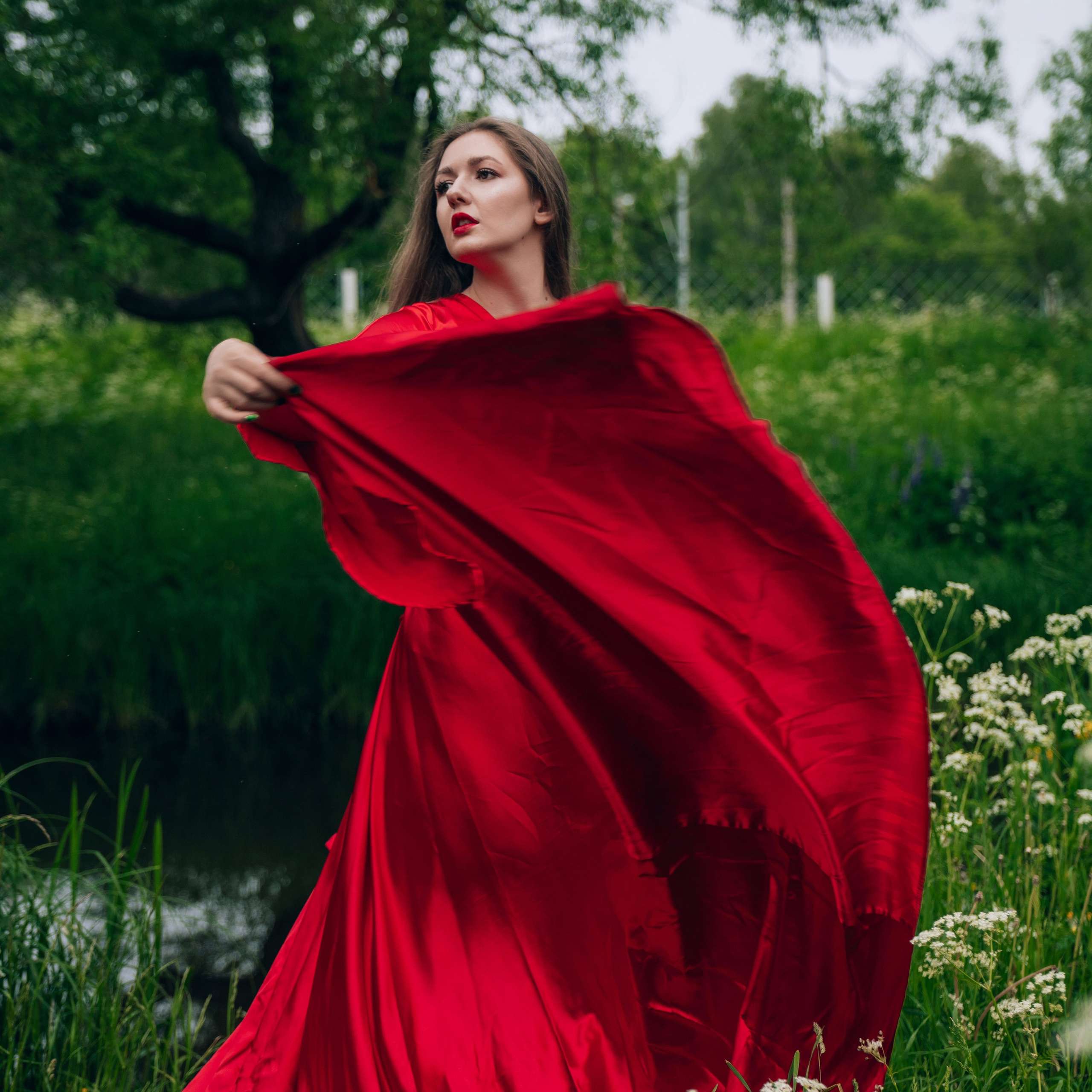 Красное платье