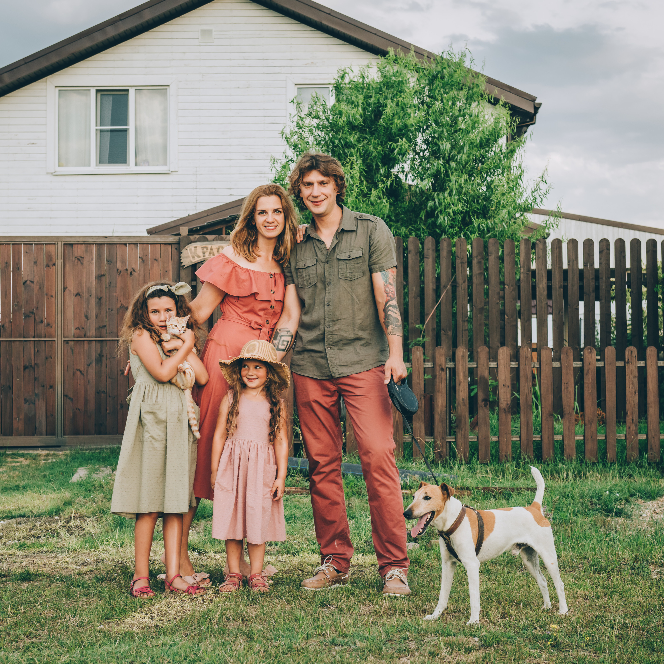 Счастливая семья, коты и собака.