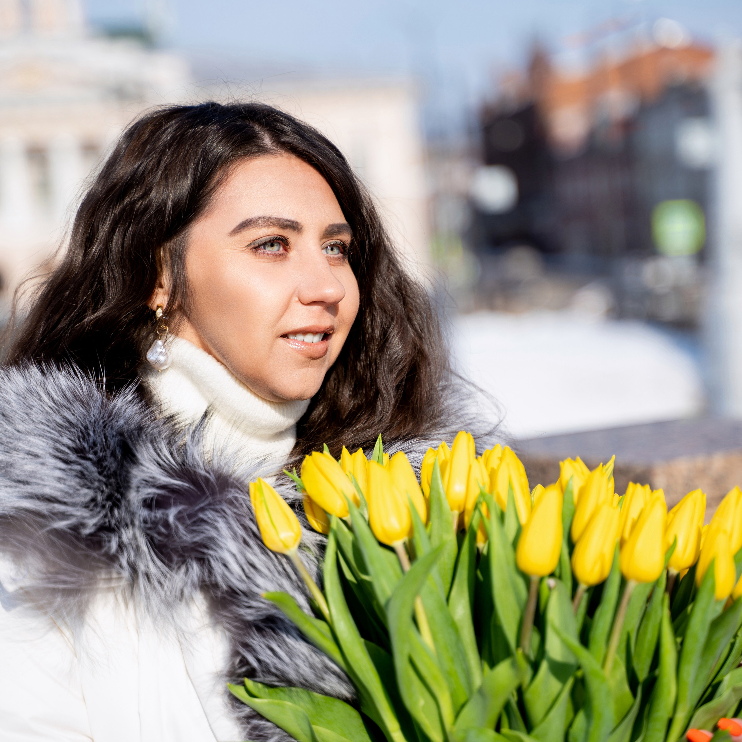 Юлия — прогулка с тюльпанами
