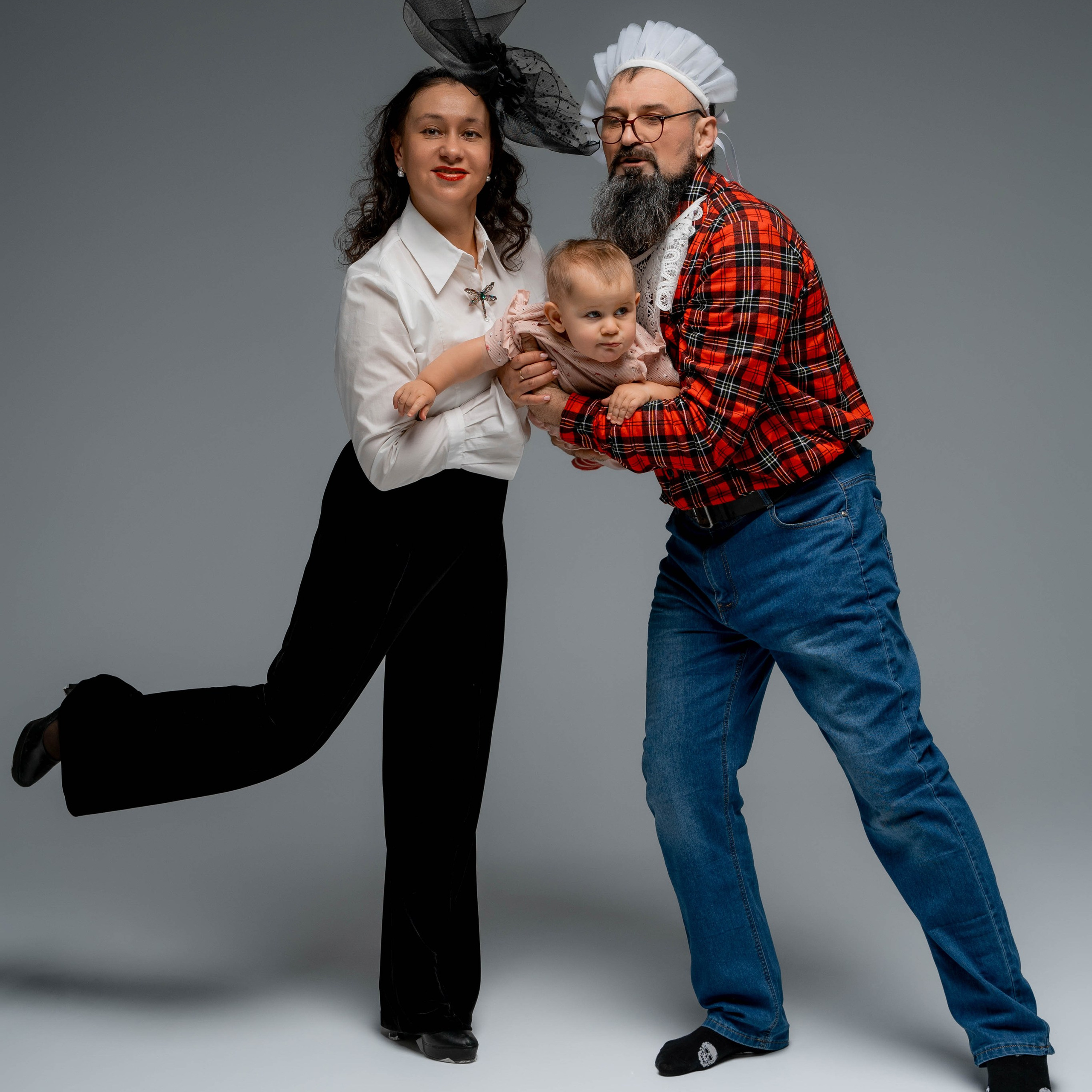 Семейные фотосессии на циклораме.Белом фоне.