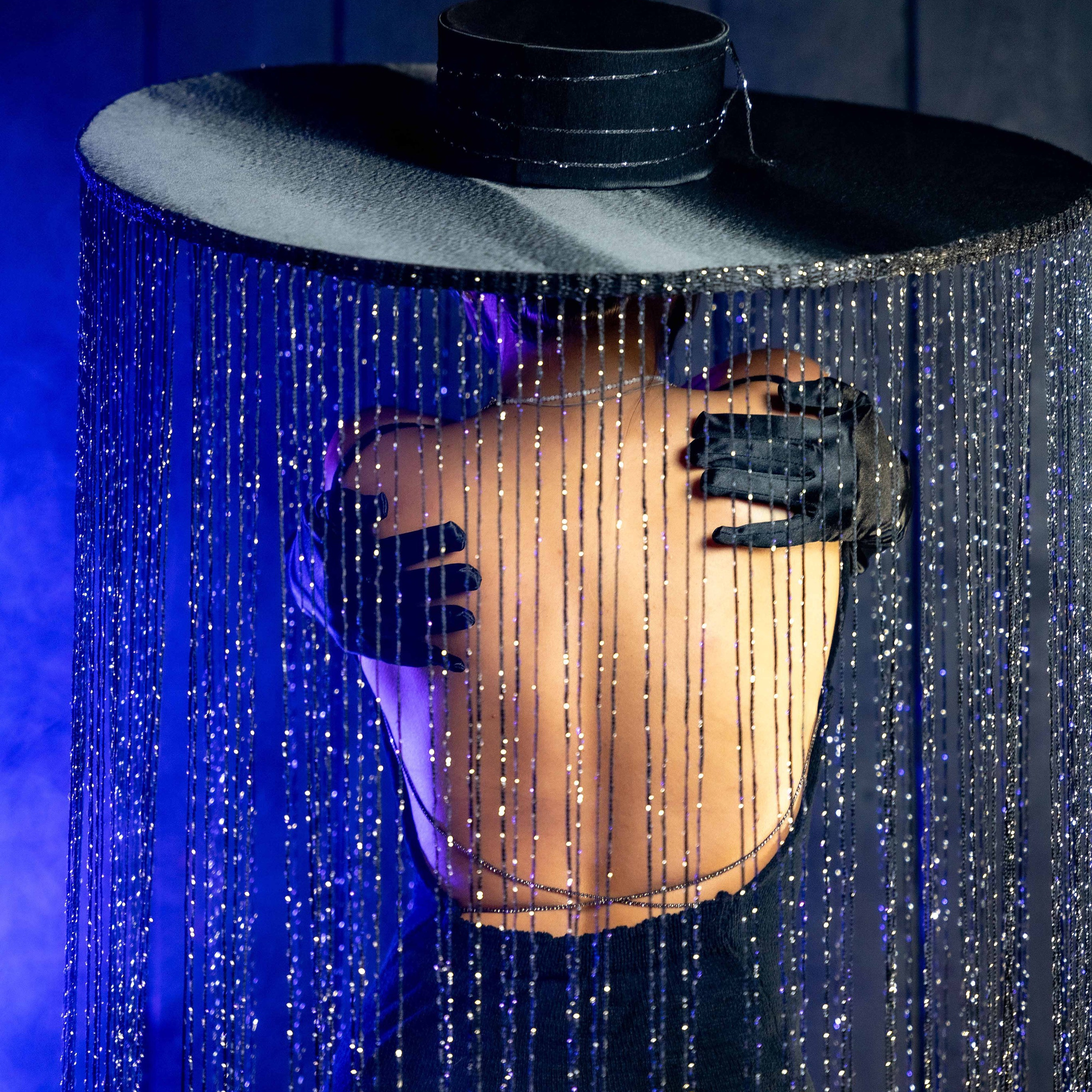 В шляпе с нитями