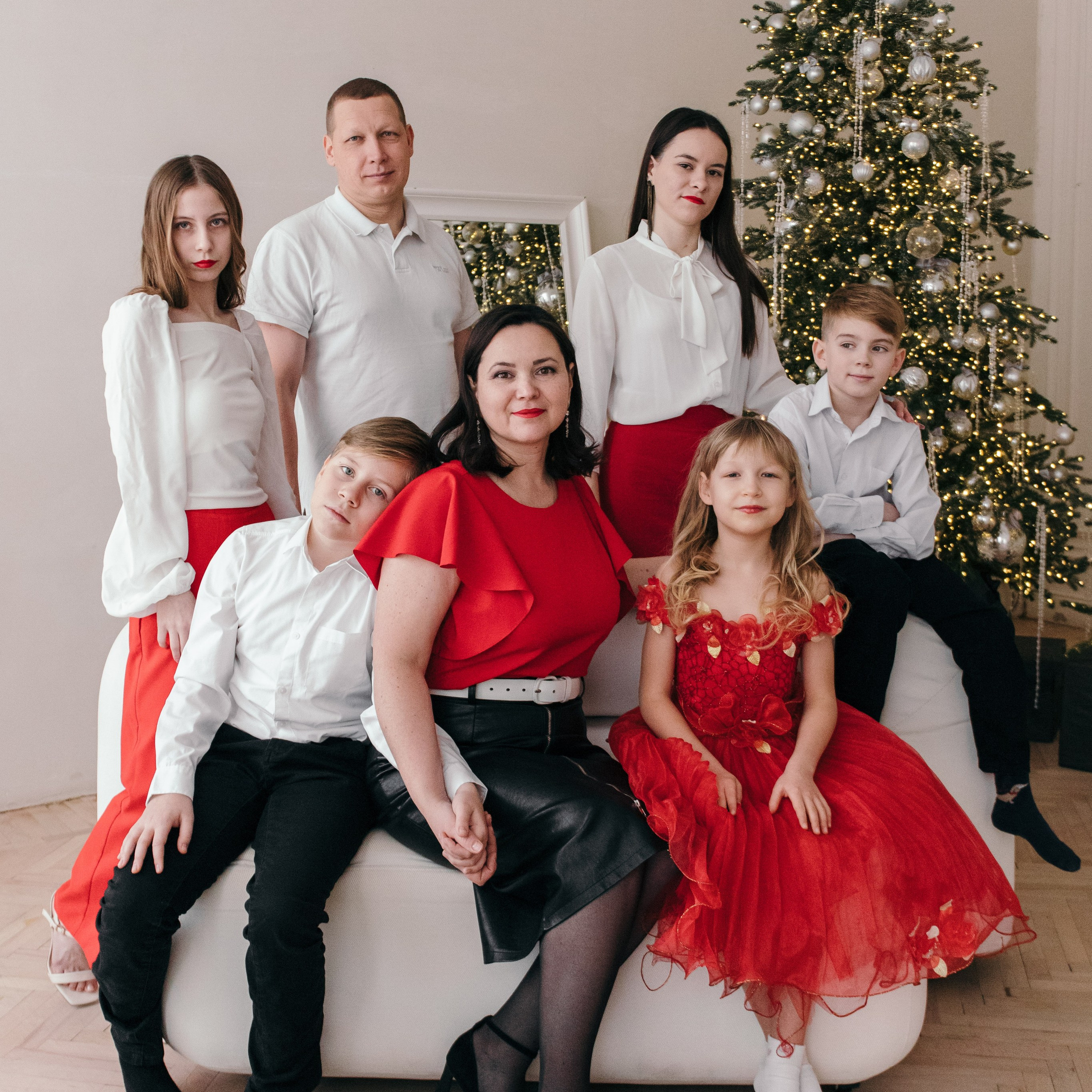 Семья в красном