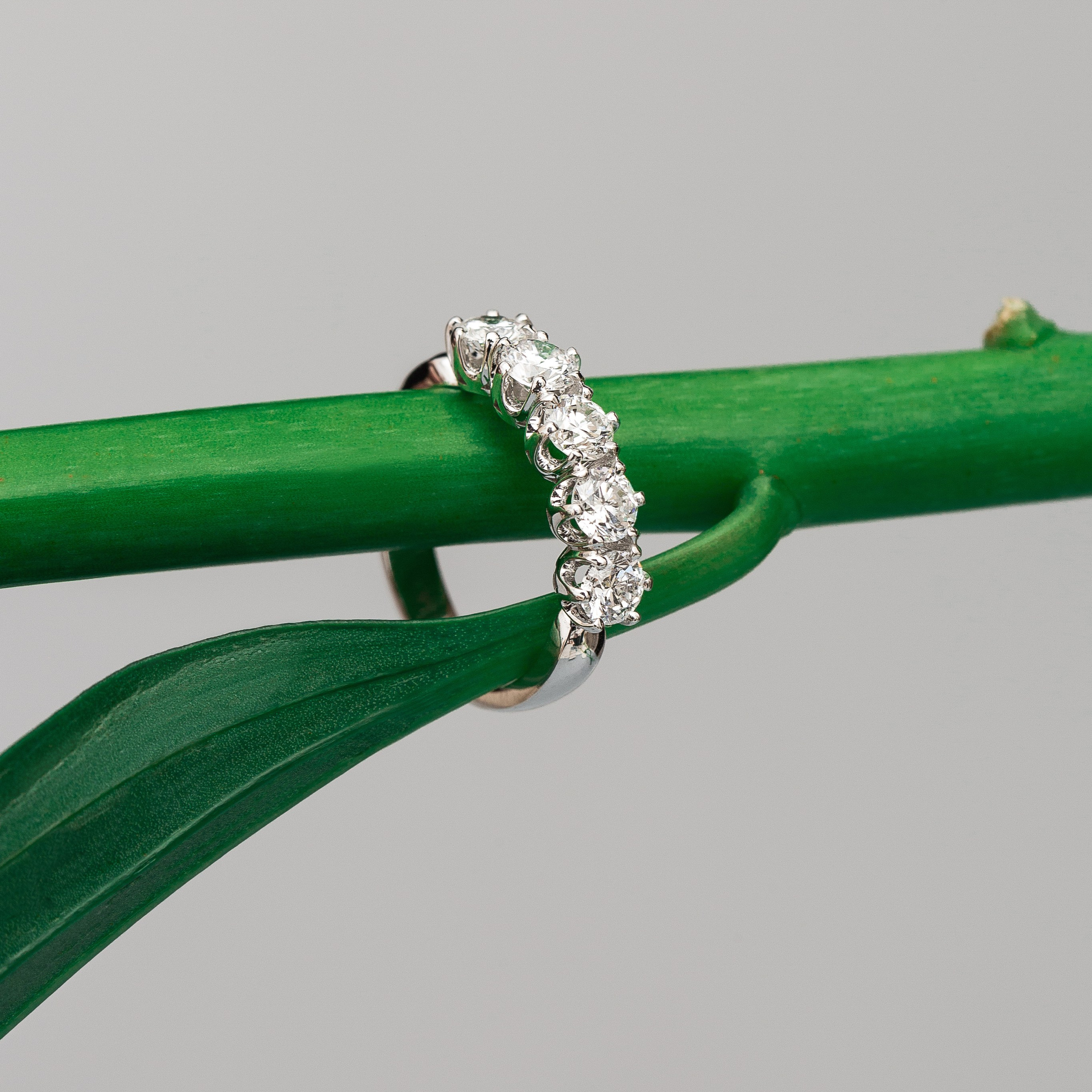 Индивидуальные съемки ювелирных украшений. Индивидуальные, предметные и сборные съемки в Санкт-Петербурге Okhman.studio