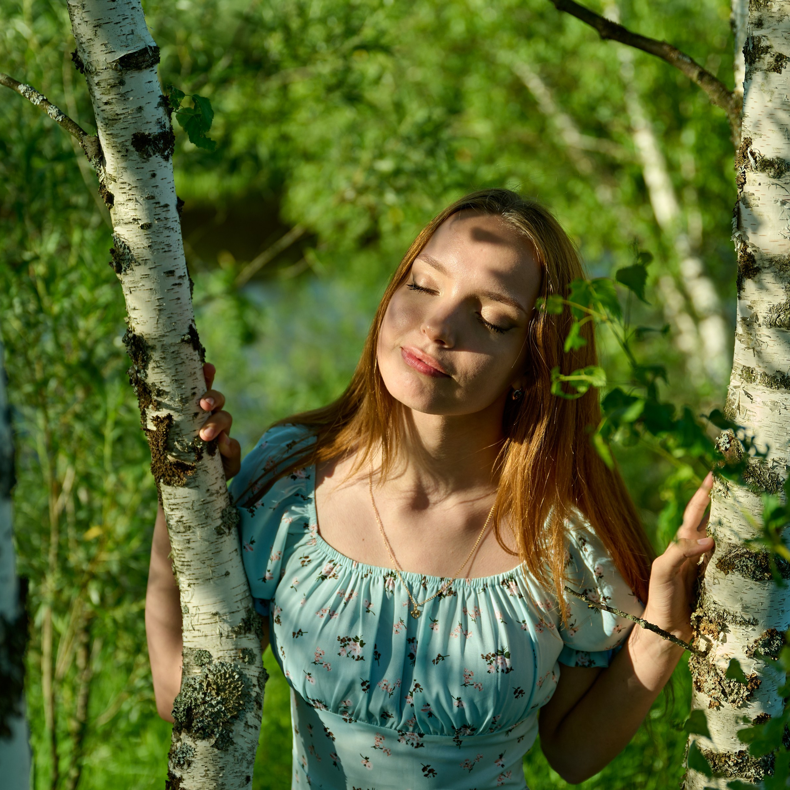 Женская фотосессия на природе в Твери — тихая съёмка на лугу и реке
