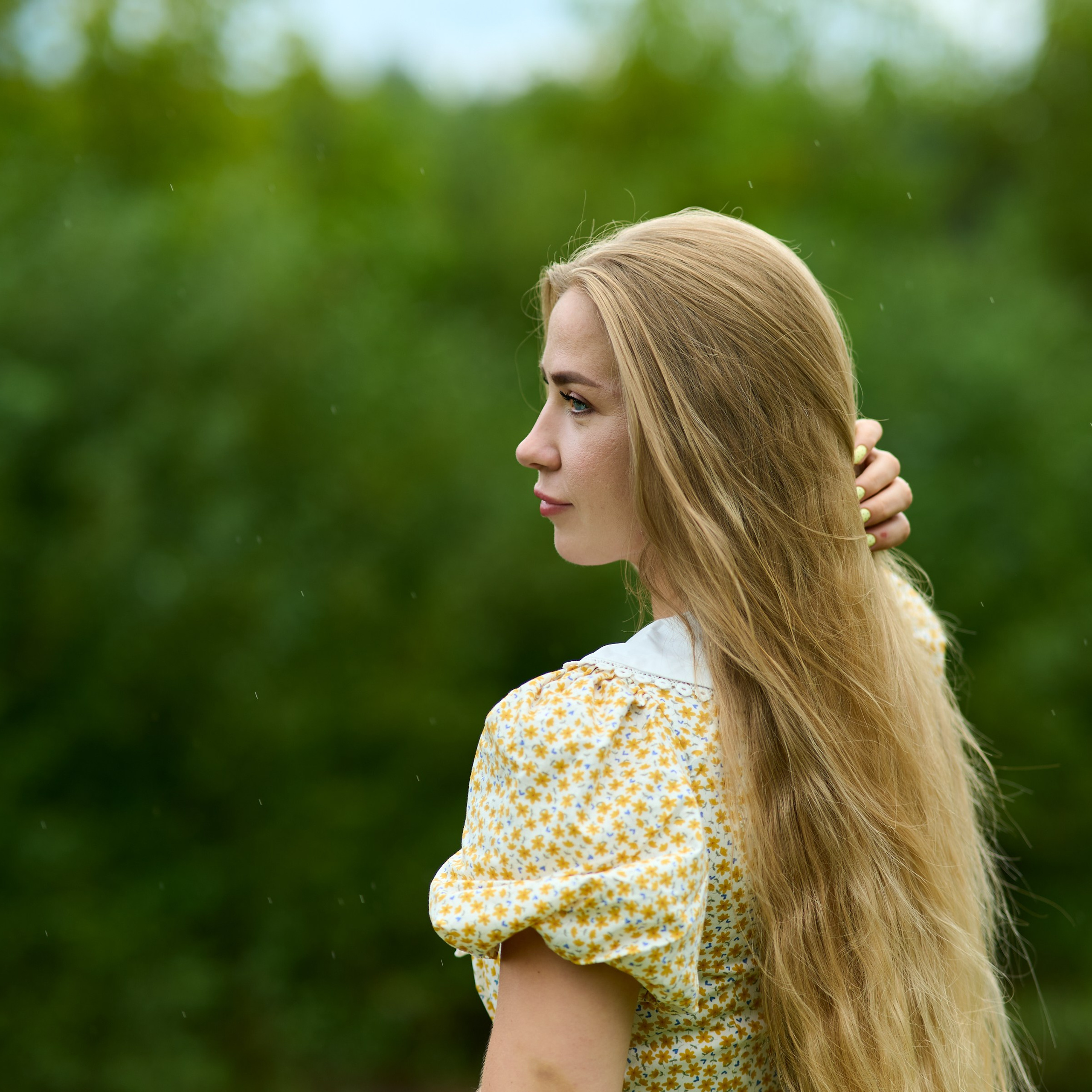 Портрет крупным планом, лёгкая полуулыбка, боковой свет