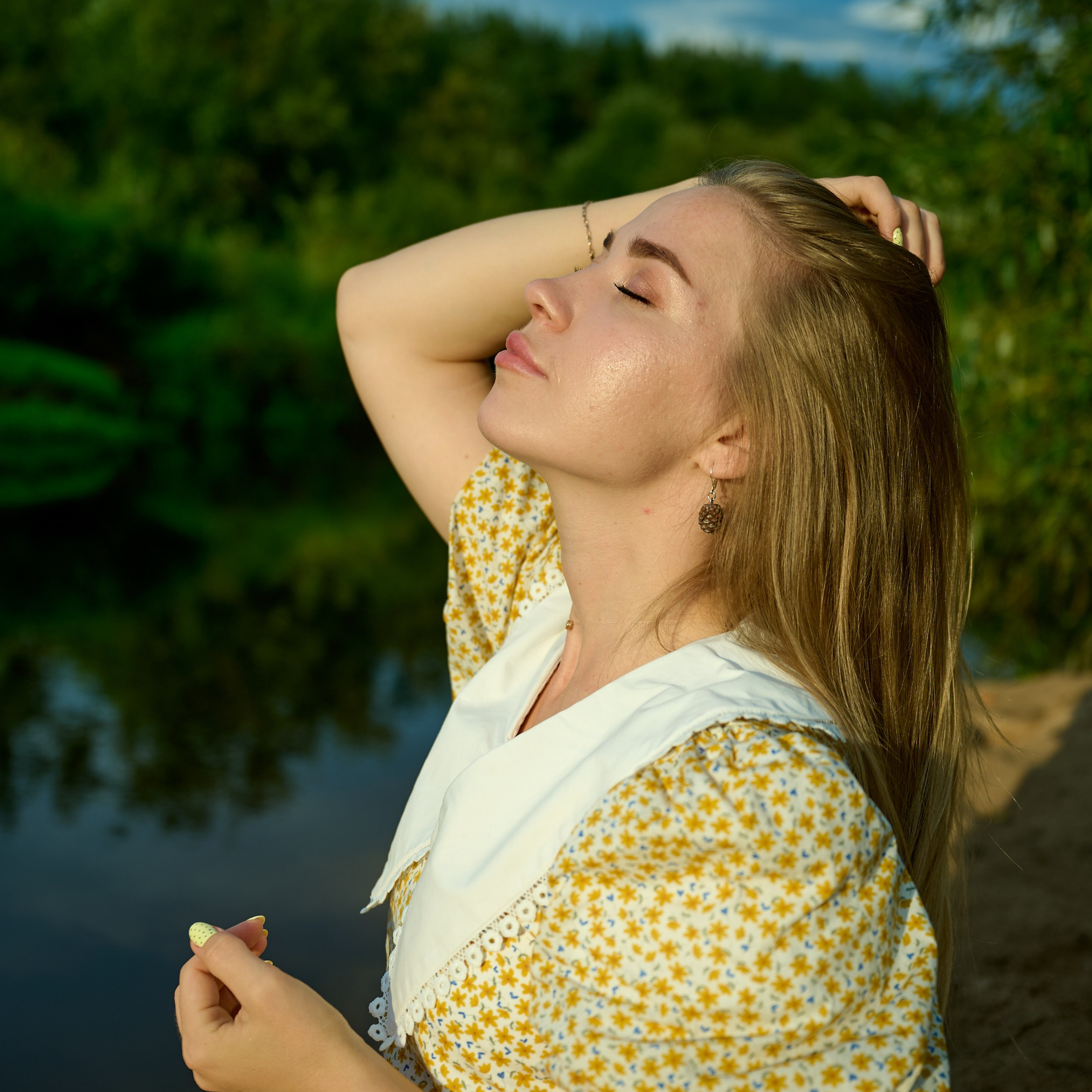 Крупный план лица, взгляд в сторону, золотой закатный свет
