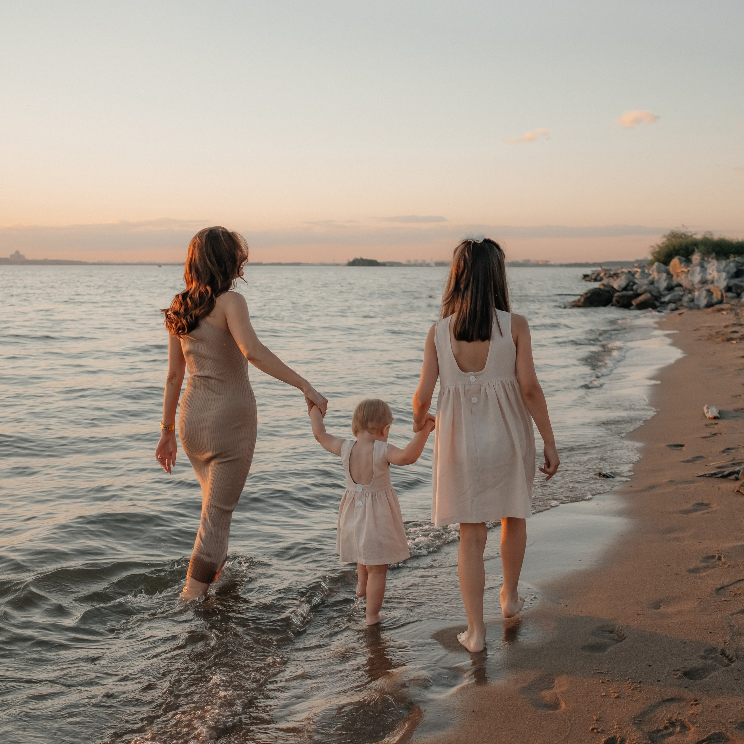 Катя с дочками на берегу