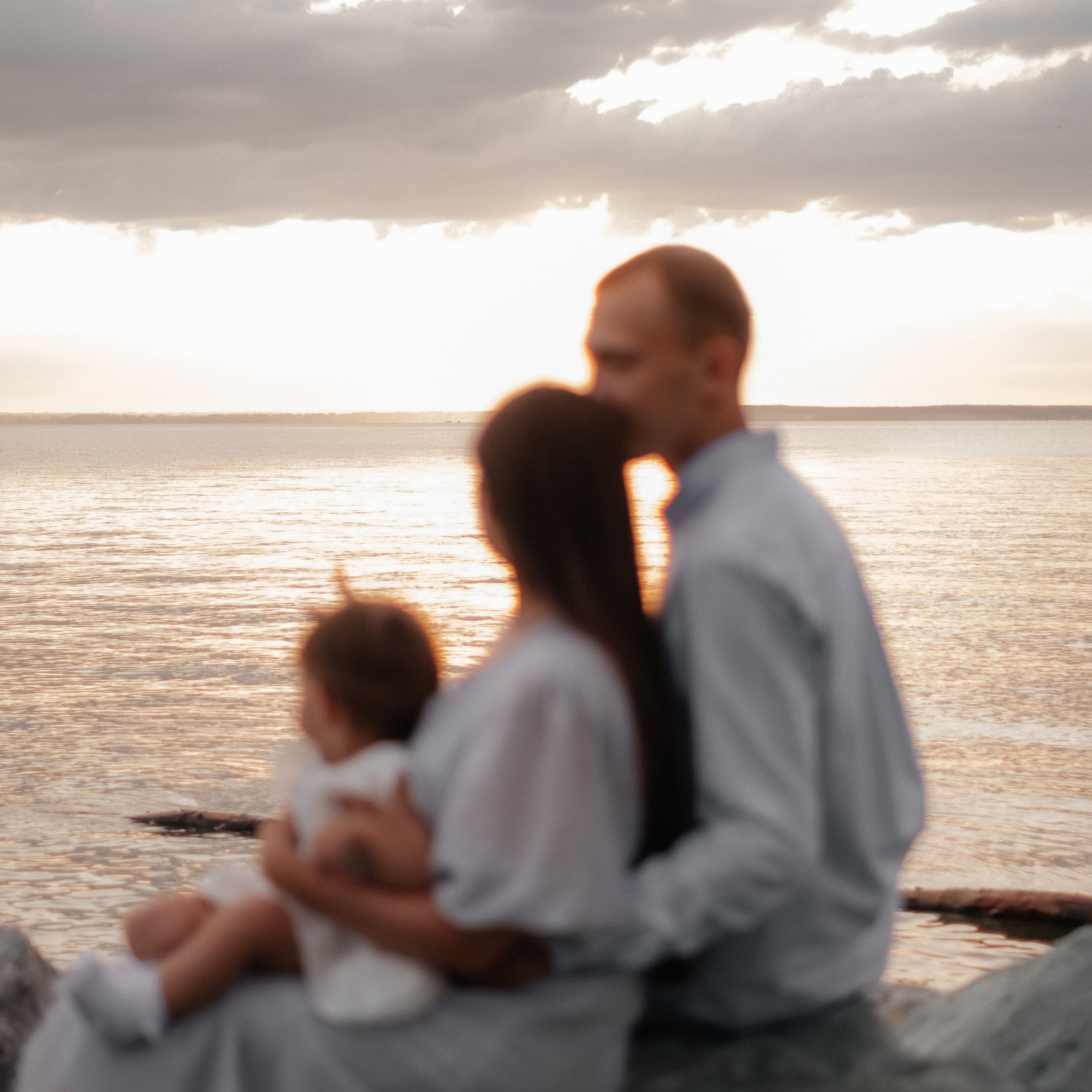 Алина, Ярослав и Тая на берегу