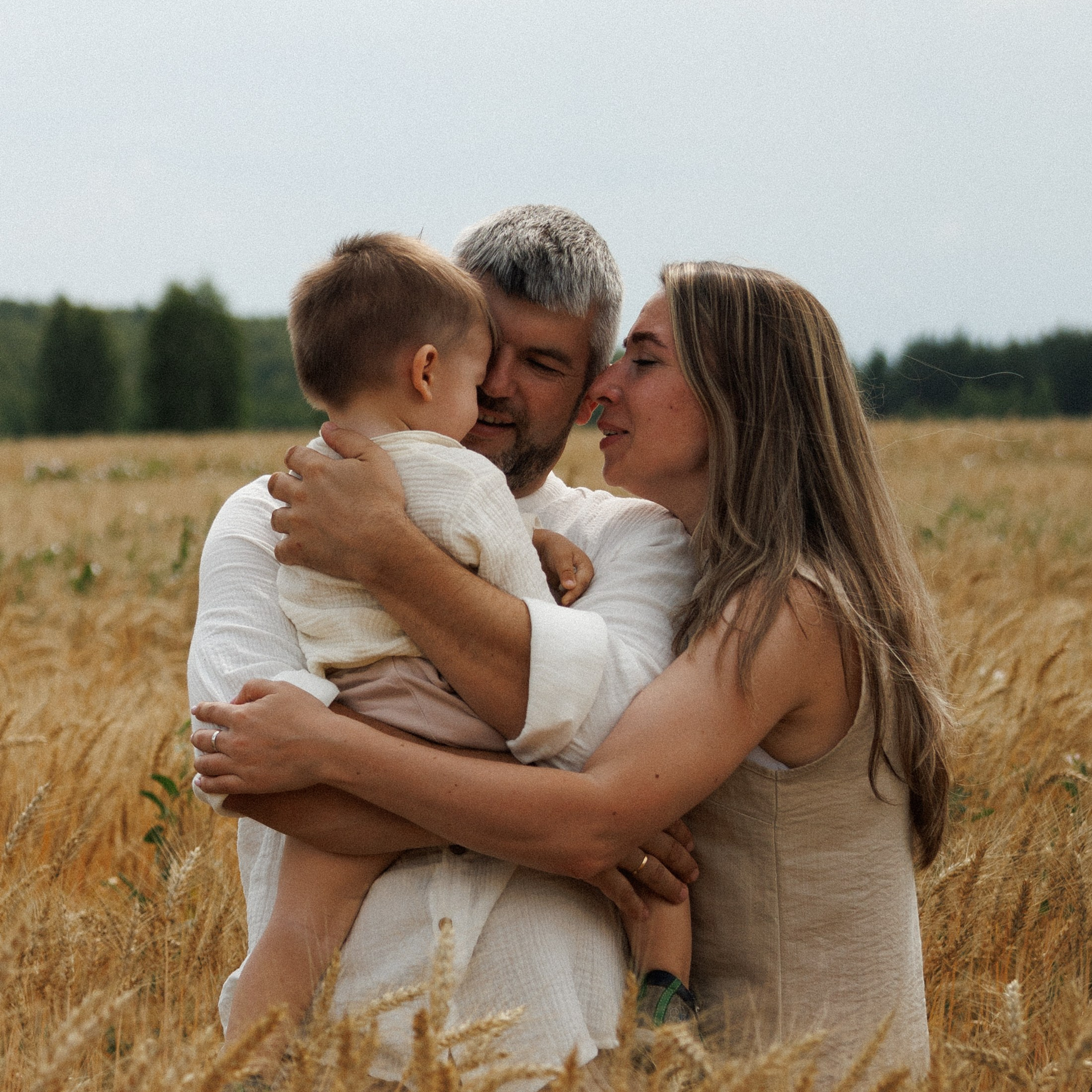 Теплая семейная прогулка