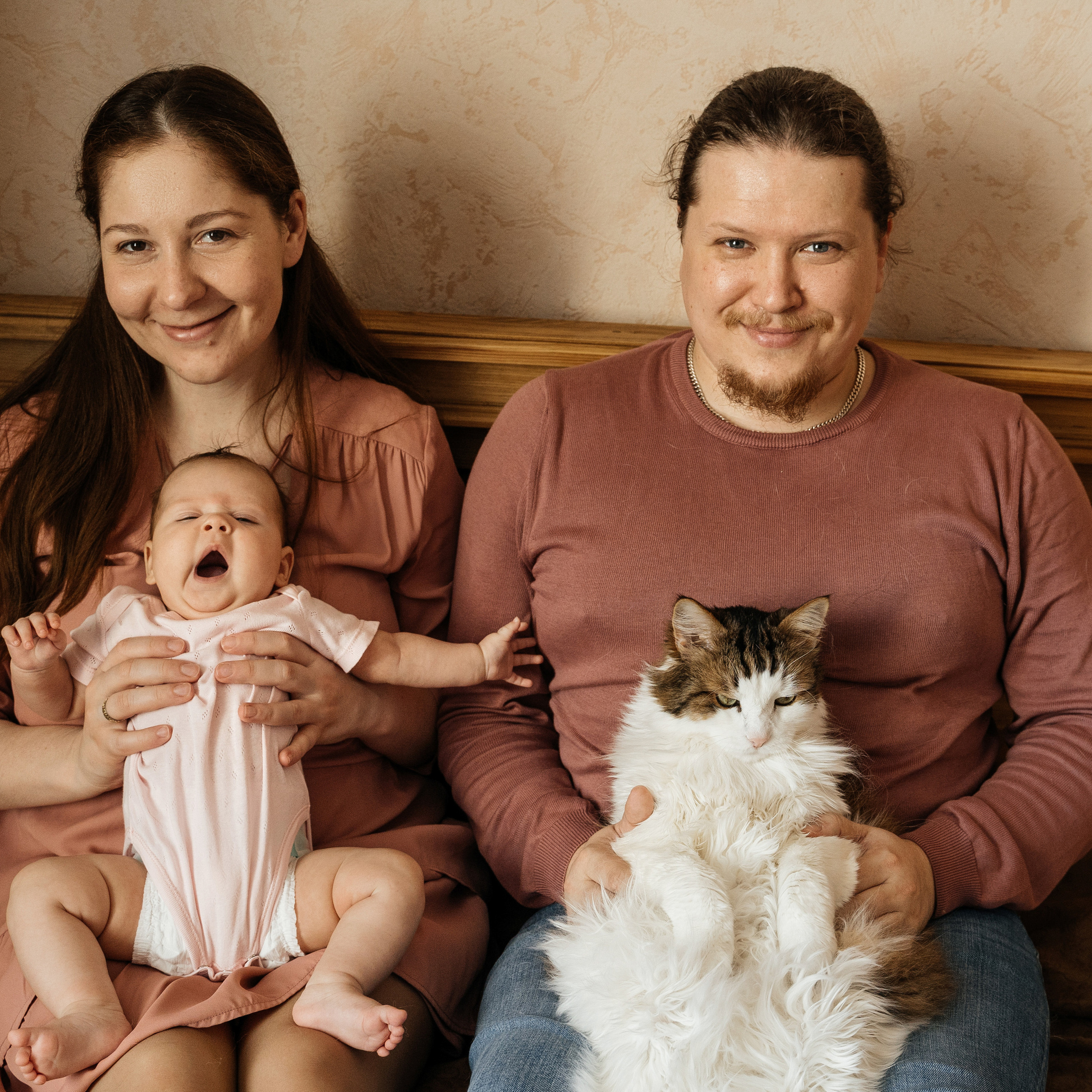 Малышка Кирочка, мама Лена, папа Саша и&nbsp;пушистый котик