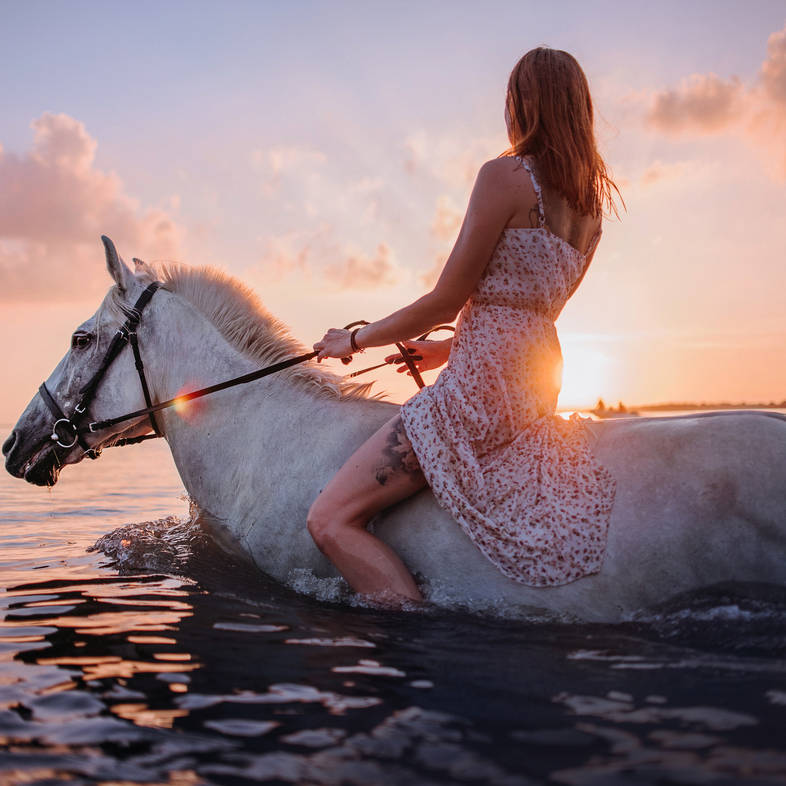 конное: Лера и Злата на берегу